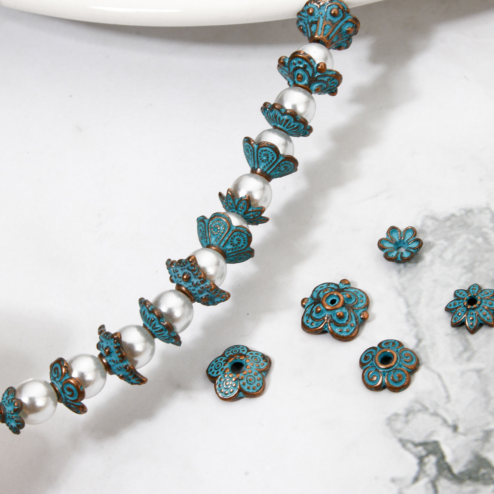 Imagen de 100 Unidades Zamak Patina Tapón de cuentas Flor Óxidos de Cobre Verde Azul