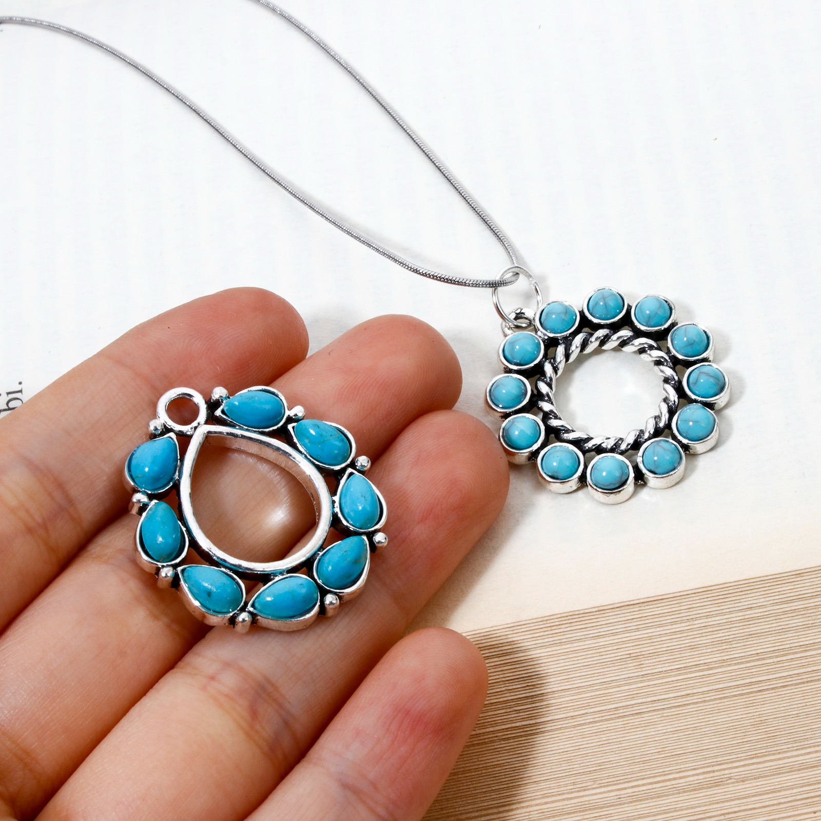 Изображение 2 ШТ Цинковый Сплав Богемный стиль Подвески Античное Серебро Круглые Овальные С Смола Кабошоны, Имитация Бирюзы