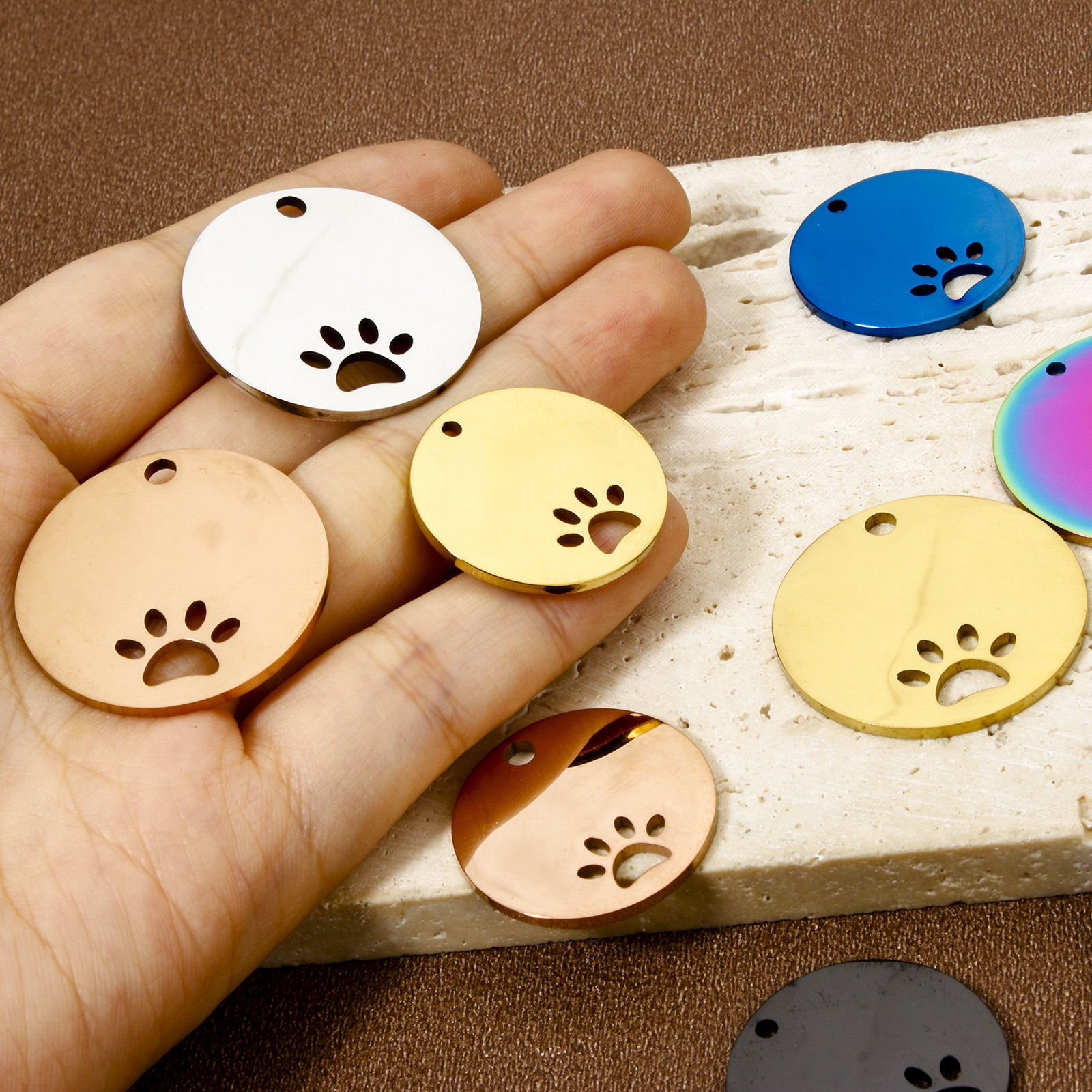 Image de 2 Pcs BreloquesÉtiquettes d'Estampage Vierges Étiquette de Nom pour Collier de Chien Identification d'Animal de Compagnie en 304 Acier Inoxydable Rond Empreinte de Patte Multicolore Polissage Double Face