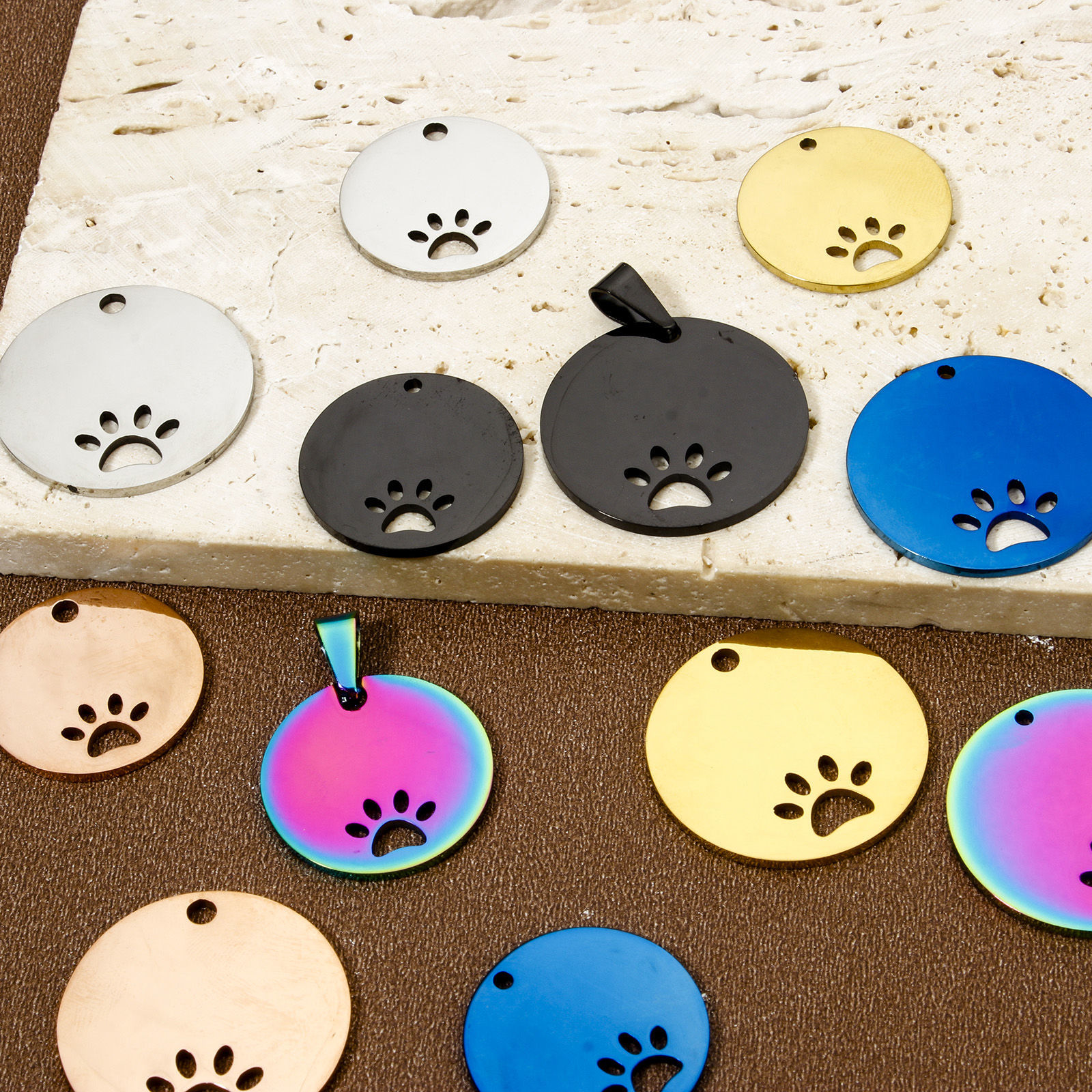 Image de 2 Pcs BreloquesÉtiquettes d'Estampage Vierges Étiquette de Nom pour Collier de Chien Identification d'Animal de Compagnie en 304 Acier Inoxydable Rond Empreinte de Patte Multicolore Polissage Double Face