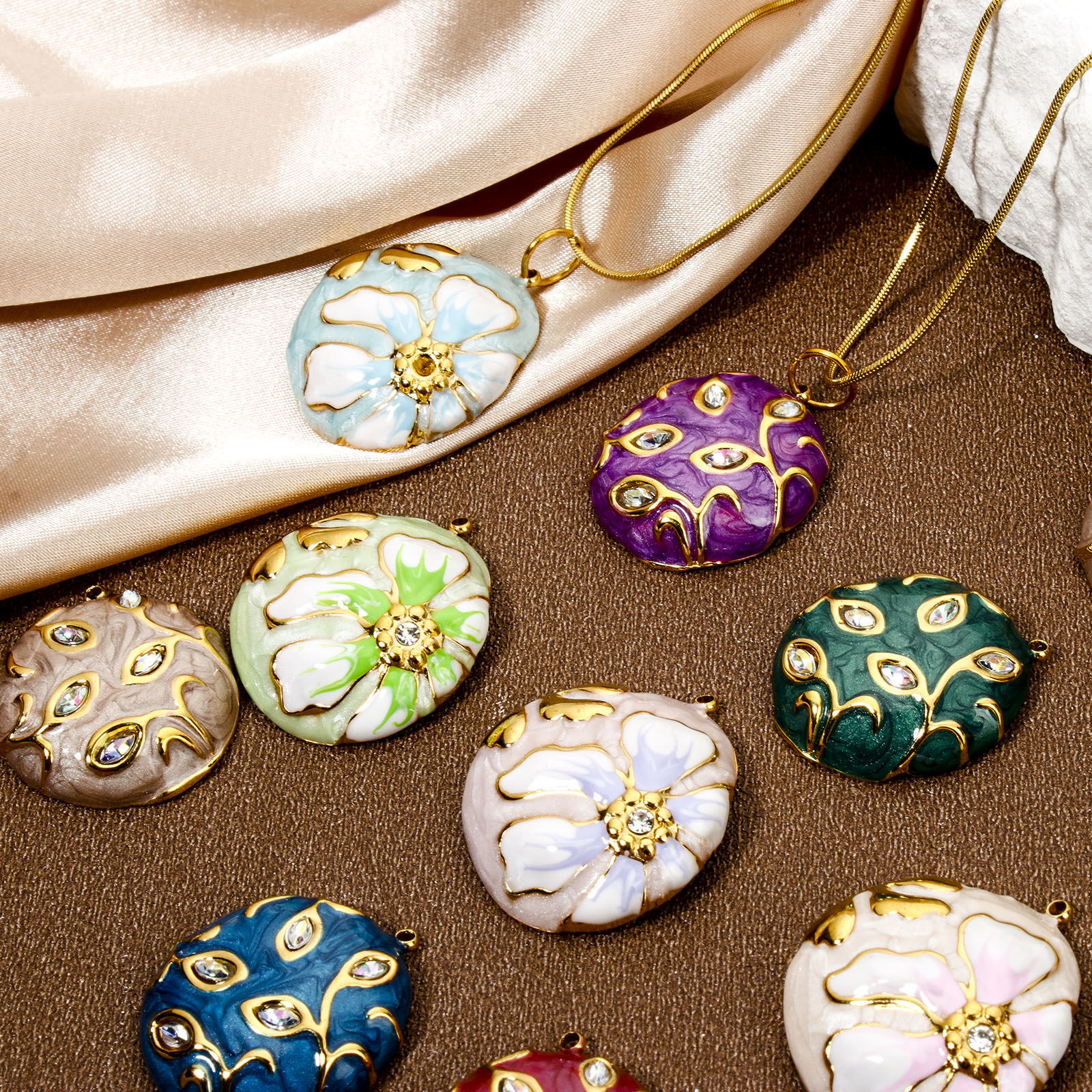 Picture of Eco-friendly Vacuum Plating 304 Stainless Steel & Rhinestone Flora Collection Charmes Gold Plated Round Disc Enamel