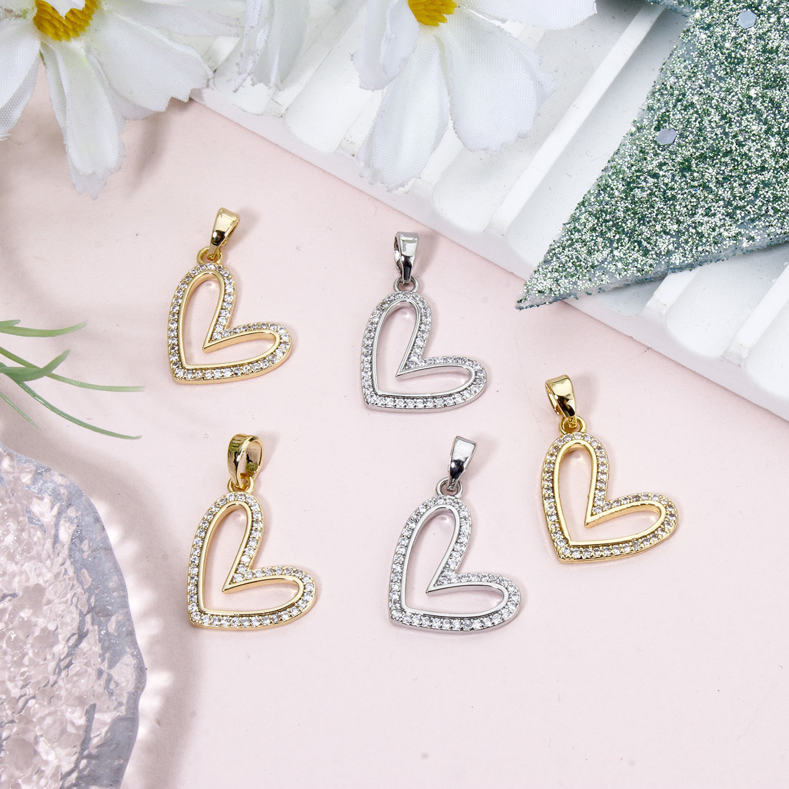 1 個 真鍮 バレンタイン・デー チャーム ペンダント ハート 多色 マイクロパヴェ クリアジルコン 24mmx 14mm、 の画像