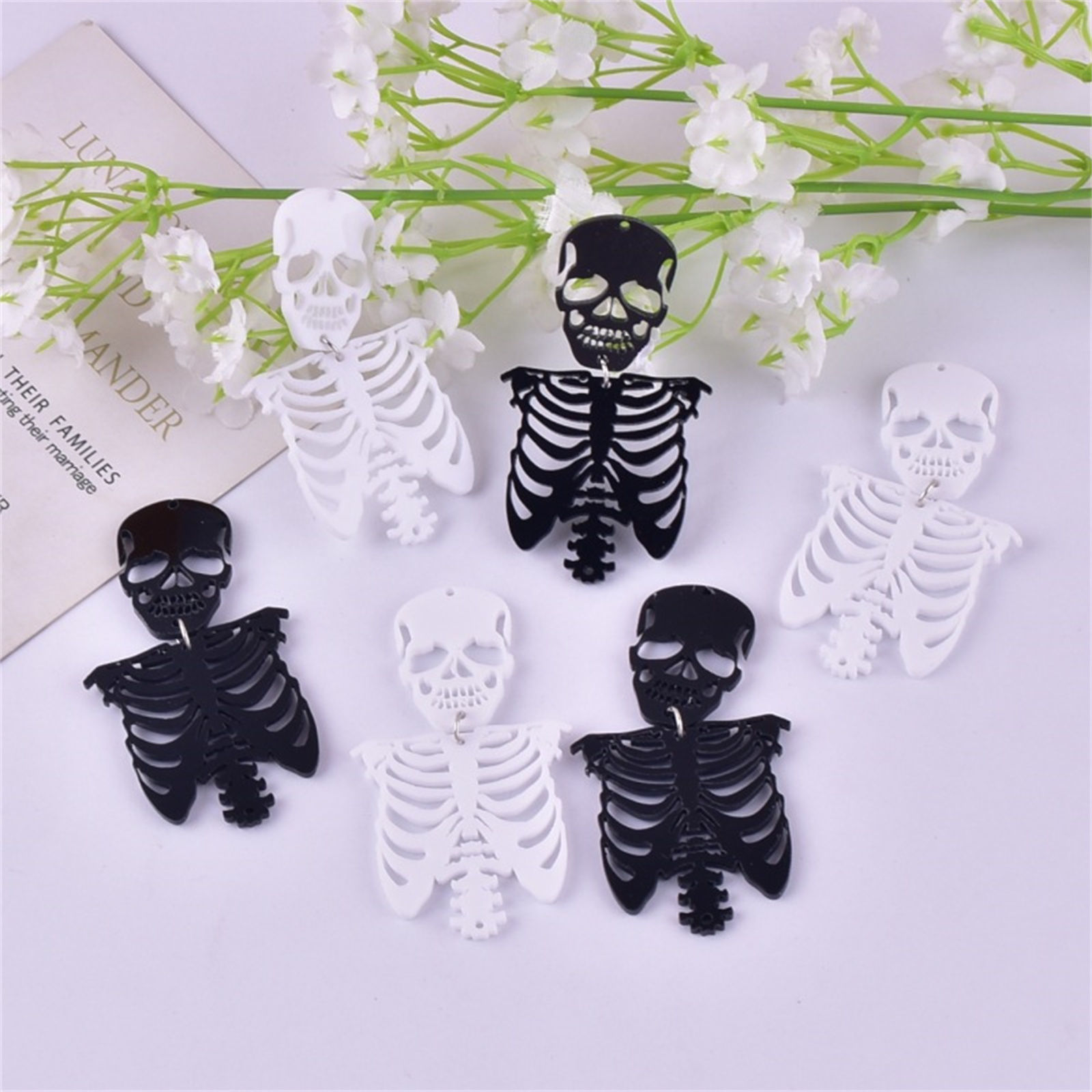 Imagen de 5 Unidades Acrílico Halloween Colgantes Cráneo Multicolor Hueco 6.7cm x 3.8cm