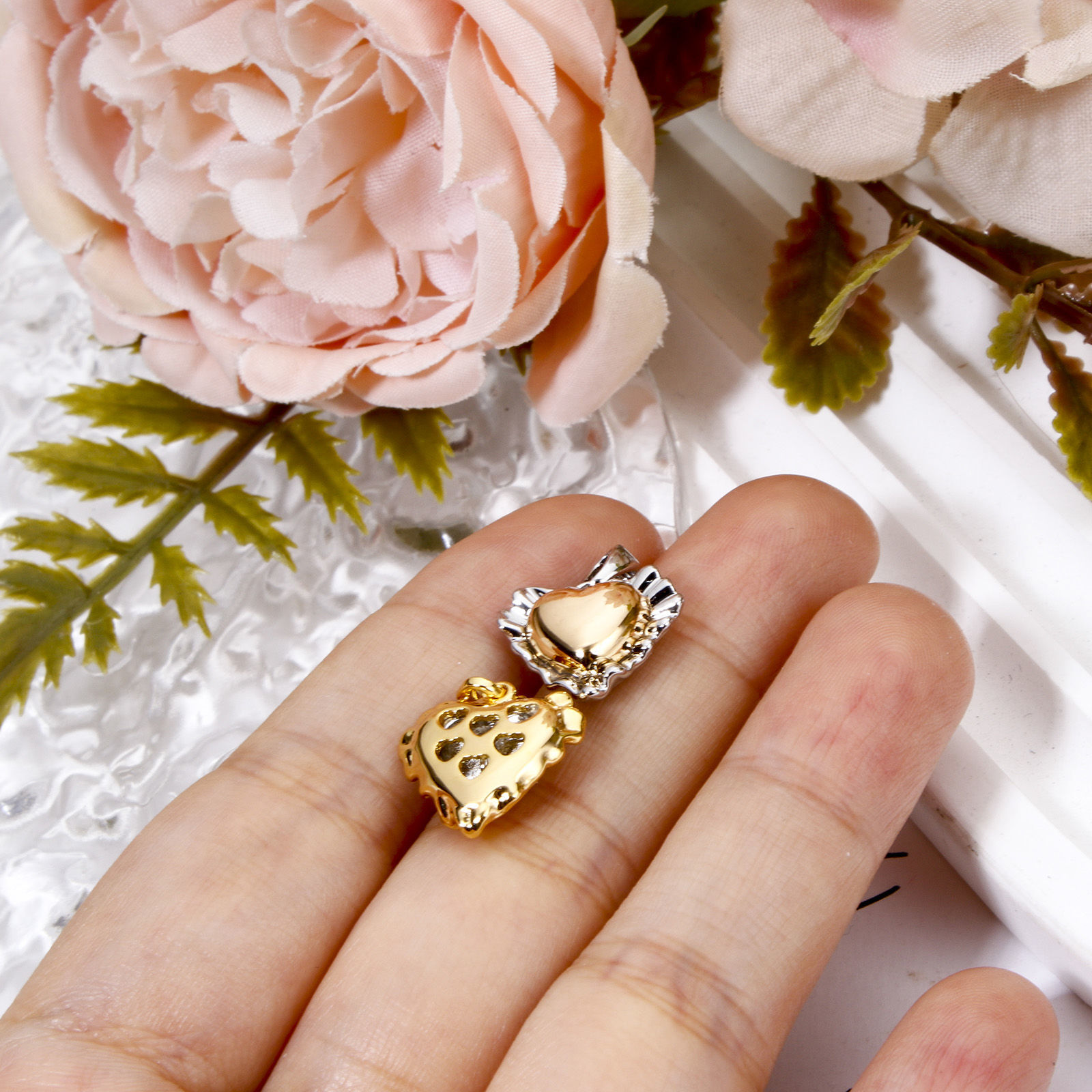 Immagine di 2 Pz Ottone San Valentino Ciondoli Pendenti Cuore Argento e Placcato Oro 18K Doppio Colore 19mm x 14.5mm