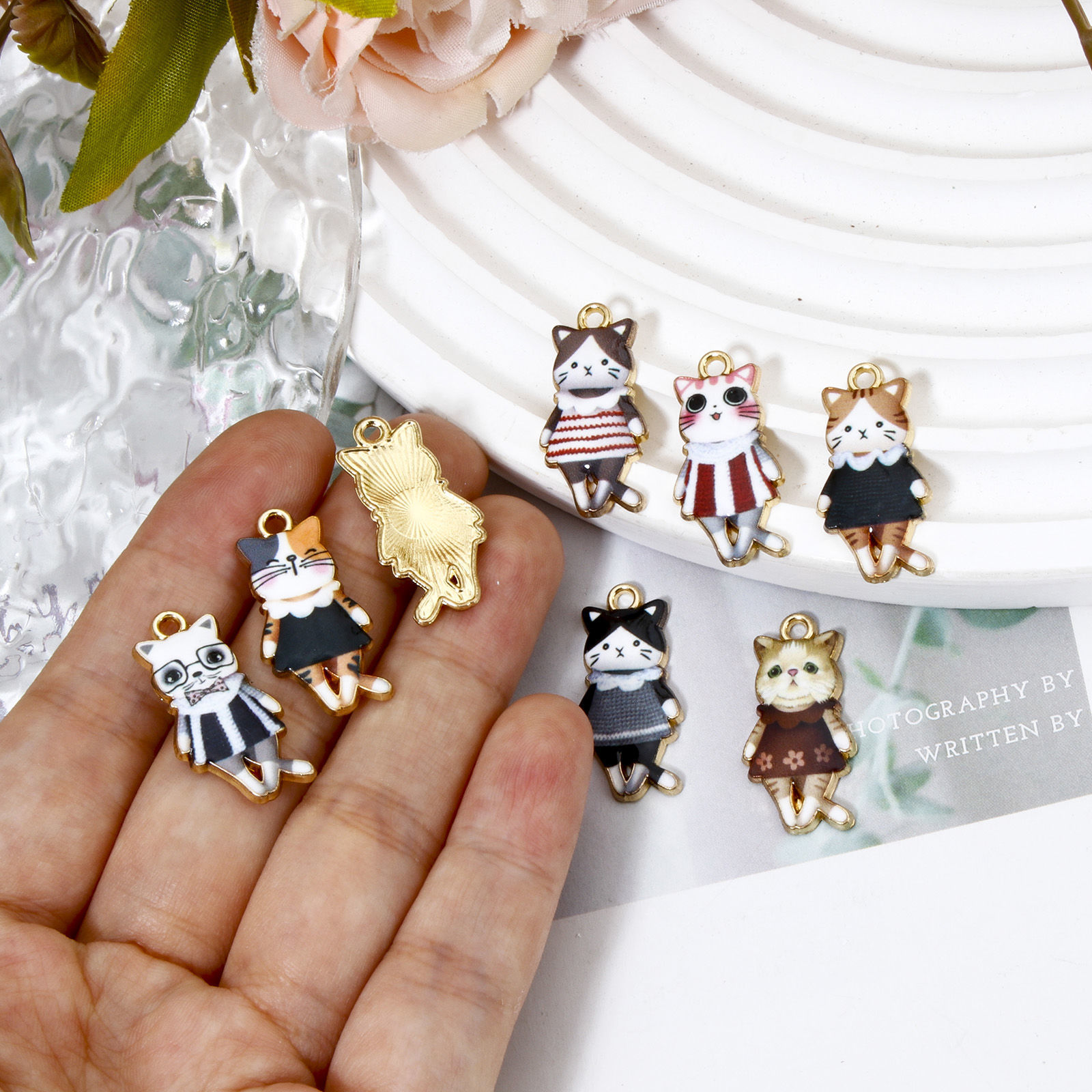 Imagen de 10 Unidades Zamak Colgantes Chapado en Oro Multicolor Gato Falda Esmalte 25mm x 12mm