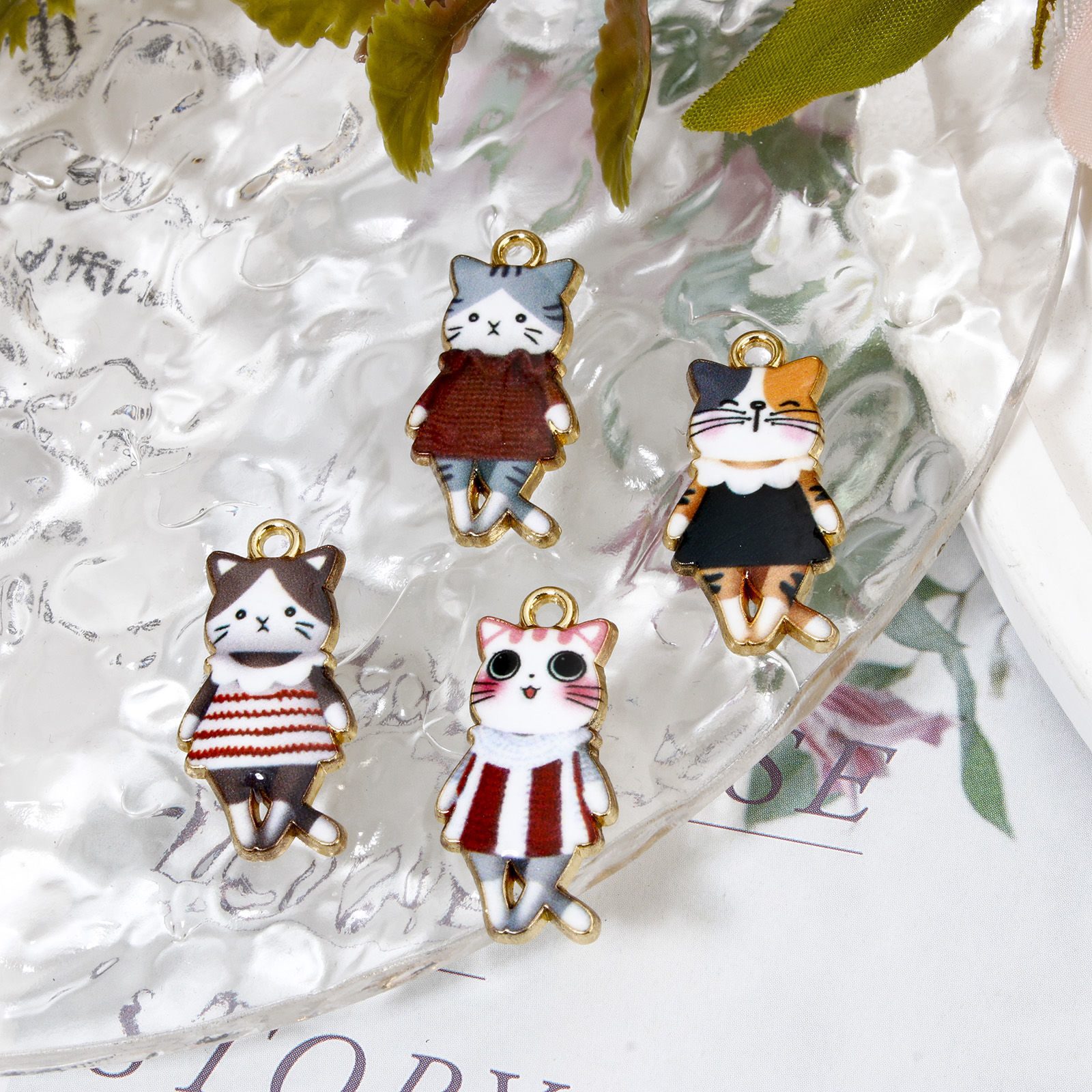 Imagen de 10 Unidades Zamak Colgantes Chapado en Oro Multicolor Gato Falda Esmalte 25mm x 12mm