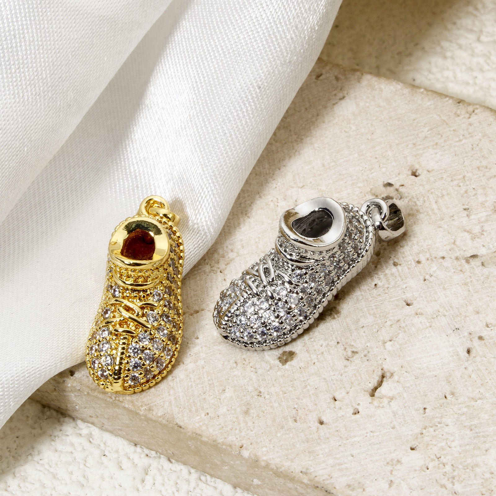 Изображение 1 ШТ Латунь Бижутерия усыпанная мелким фианит Подвески Туфли Разноцветный Трехмерный Прозрачный Искусственный Циркон 26мм x 9мм