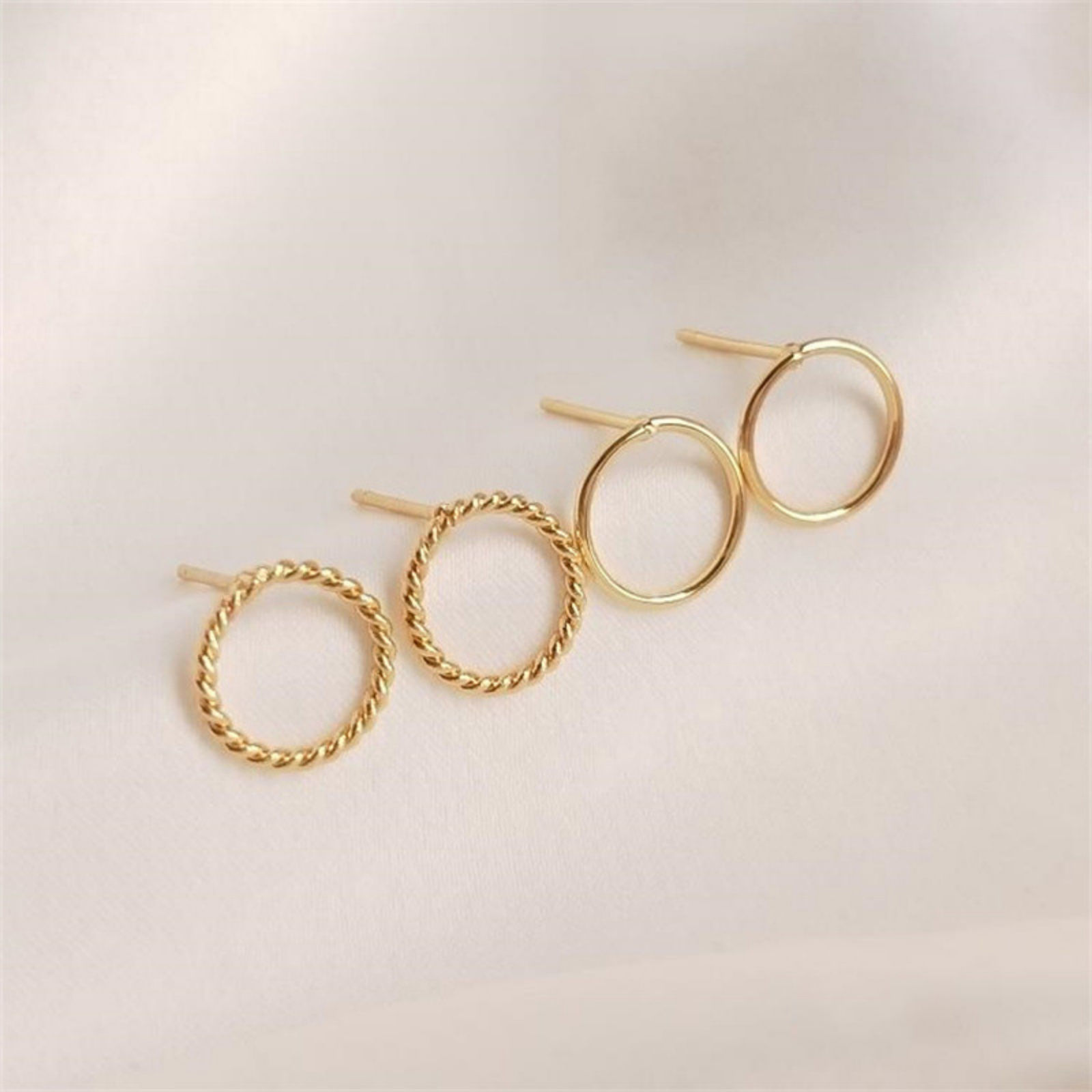 Изображение 1 Пара Экологичный Латунь Серьги Шпильки 14K настоящее золото с покрытием Кольцо 10мм диаметр.