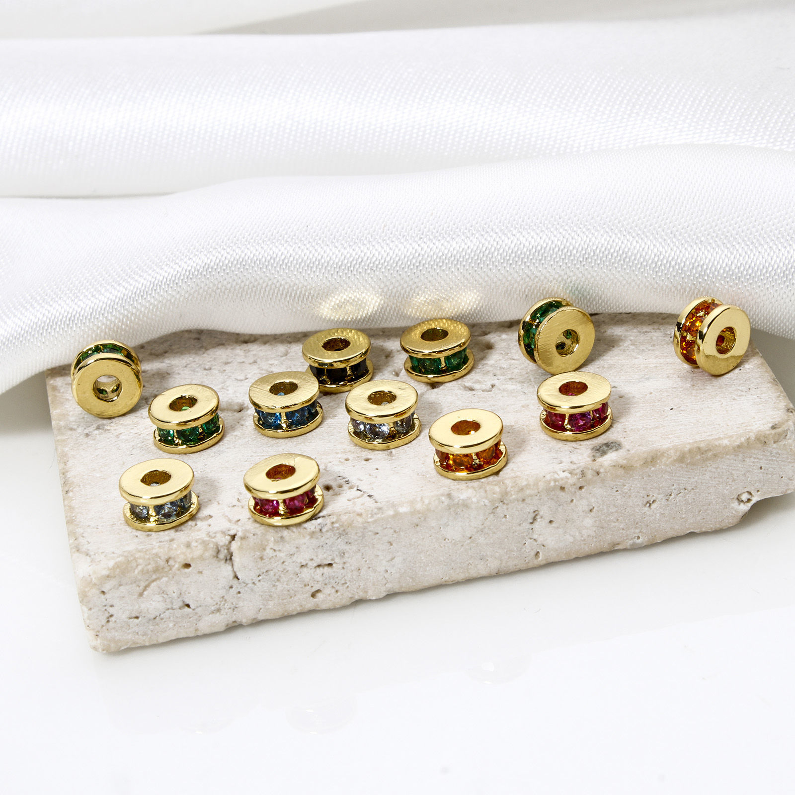 2 個 エコフレンドリー 真鍮 スペーサービーズ ブレスレット・ジュエリー DIY 手作り ハンドメイド ジュエリー アクセサリーを作る 18Kリアルゴールドメッキ フラットラウンド 多色キュービックジルコニア 約 5mm 直径、 穴：約 1.8mm、 の画像