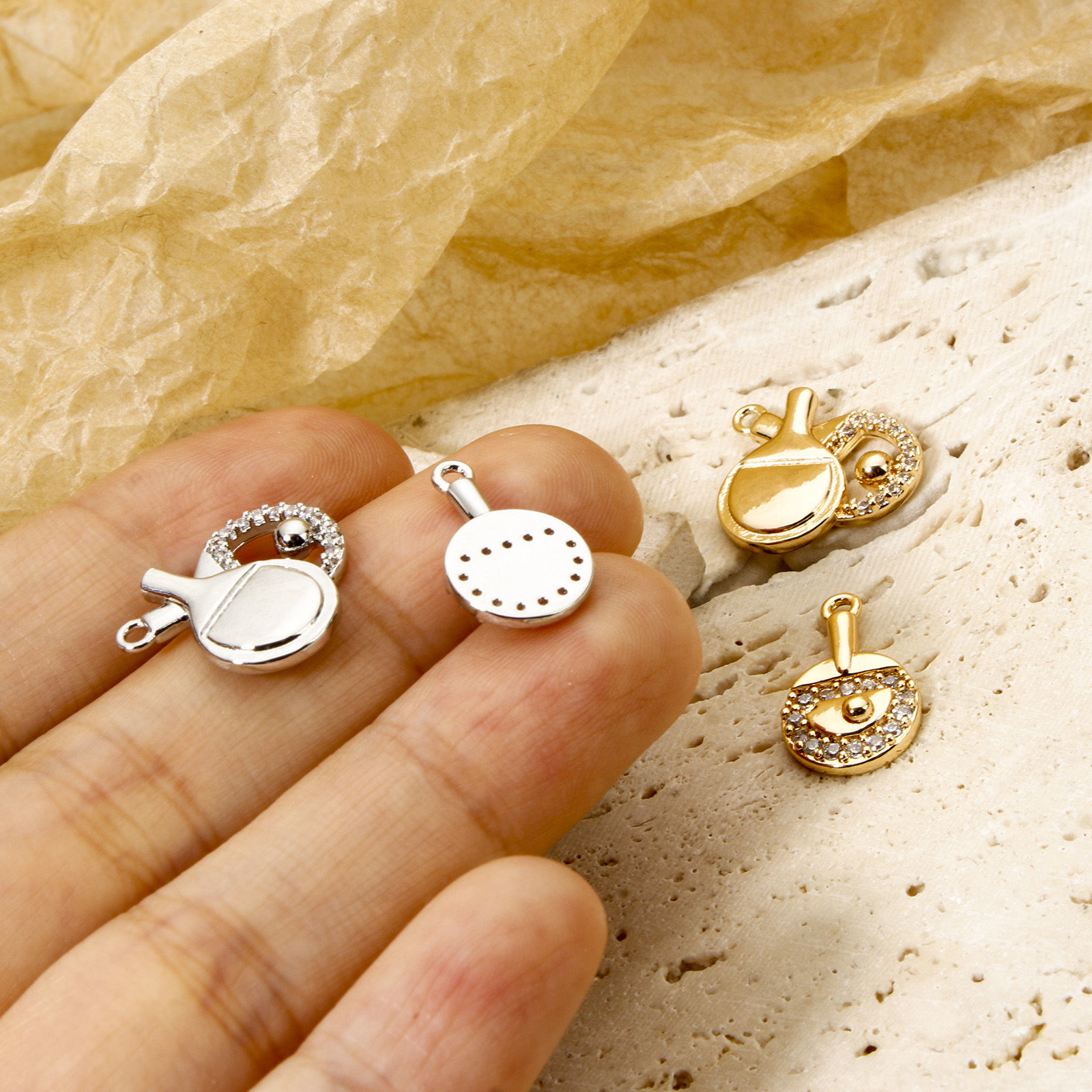 1 個 エコフレンドリー 真鍮 チャーム ラケット リアルゴールドメッキ 卓球ボール ピンポン球 マイクロパヴェ クリアジルコン の画像