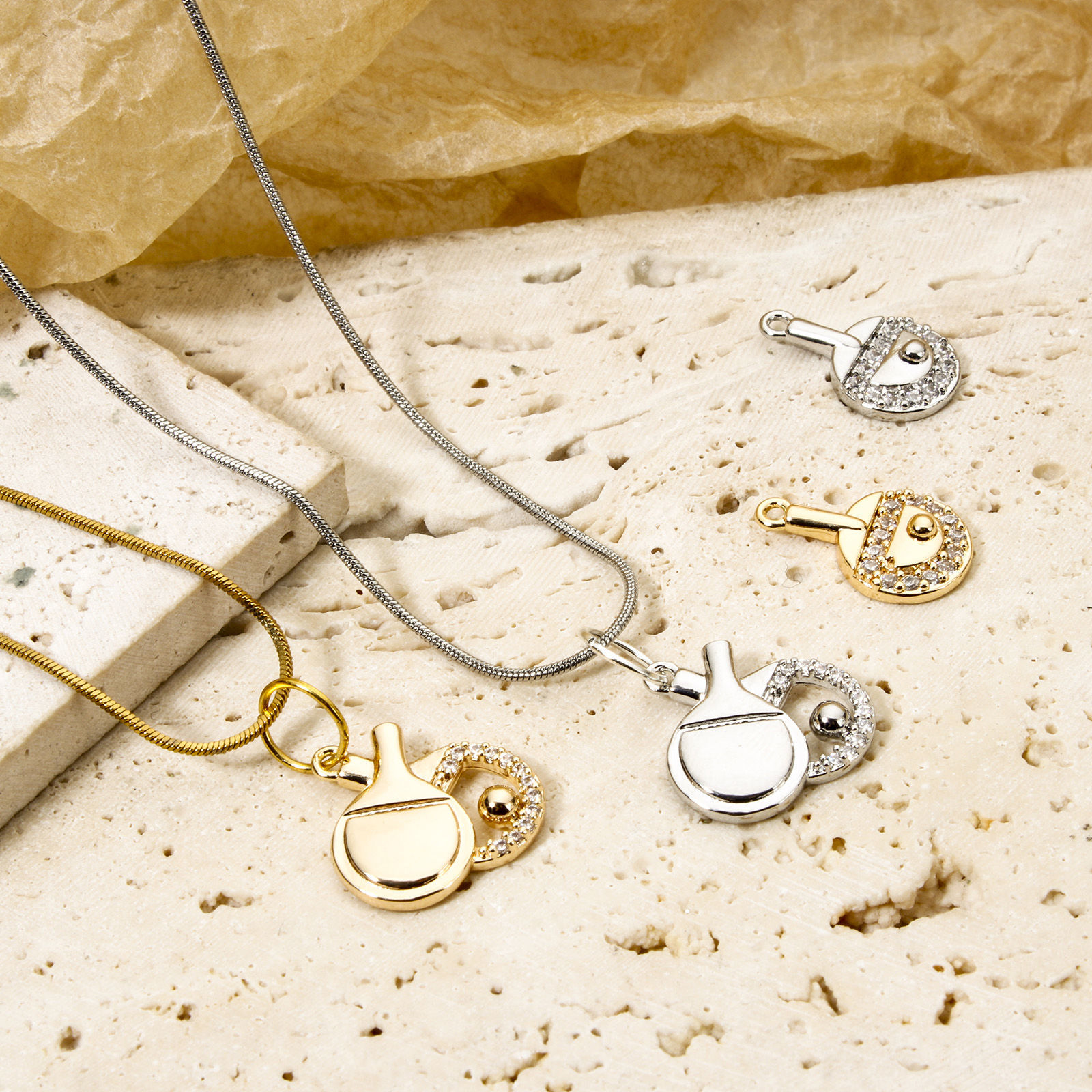 1 個 エコフレンドリー 真鍮 チャーム ラケット リアルゴールドメッキ 卓球ボール ピンポン球 マイクロパヴェ クリアジルコン の画像