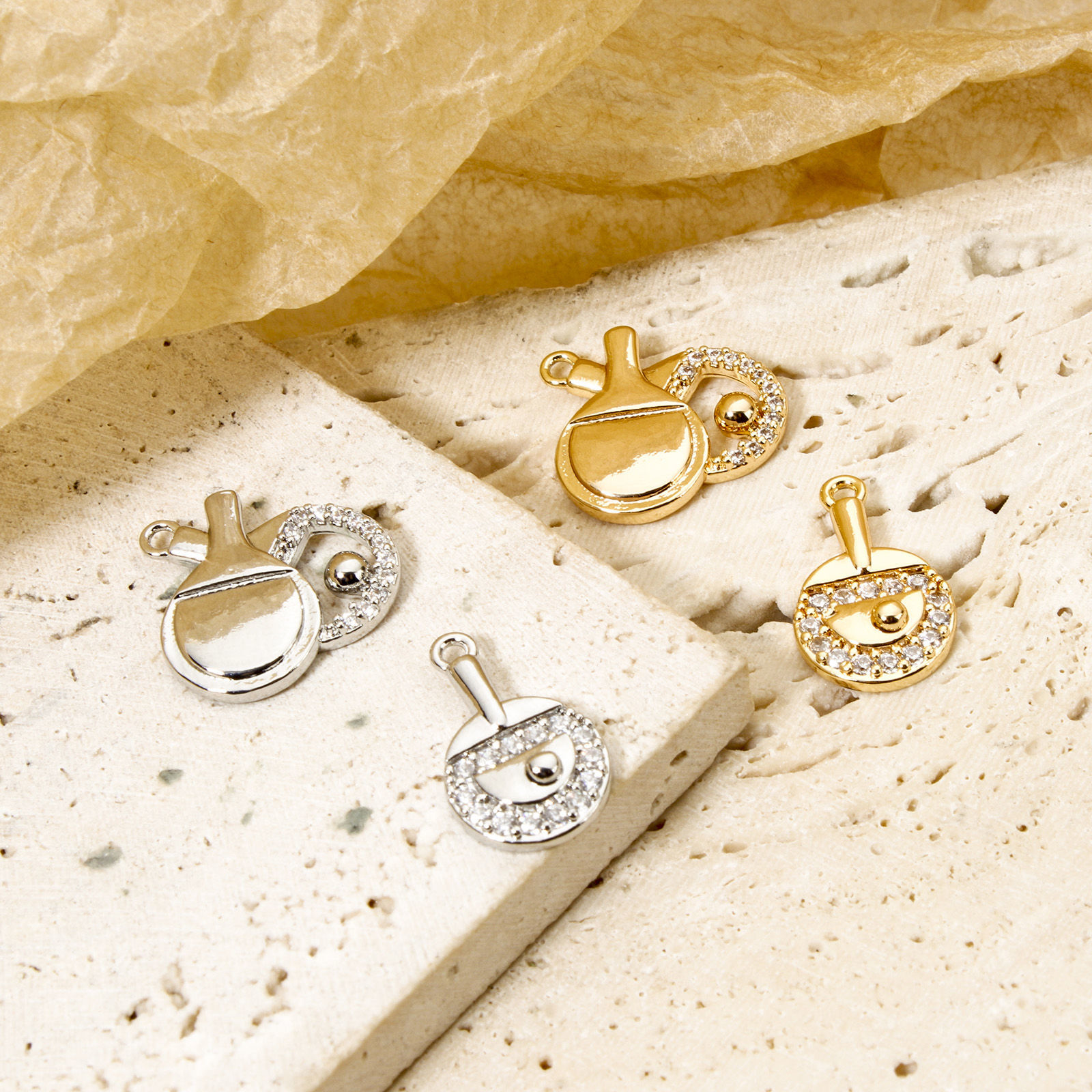 1 個 エコフレンドリー 真鍮 チャーム ラケット リアルゴールドメッキ 卓球ボール ピンポン球 マイクロパヴェ クリアジルコン の画像