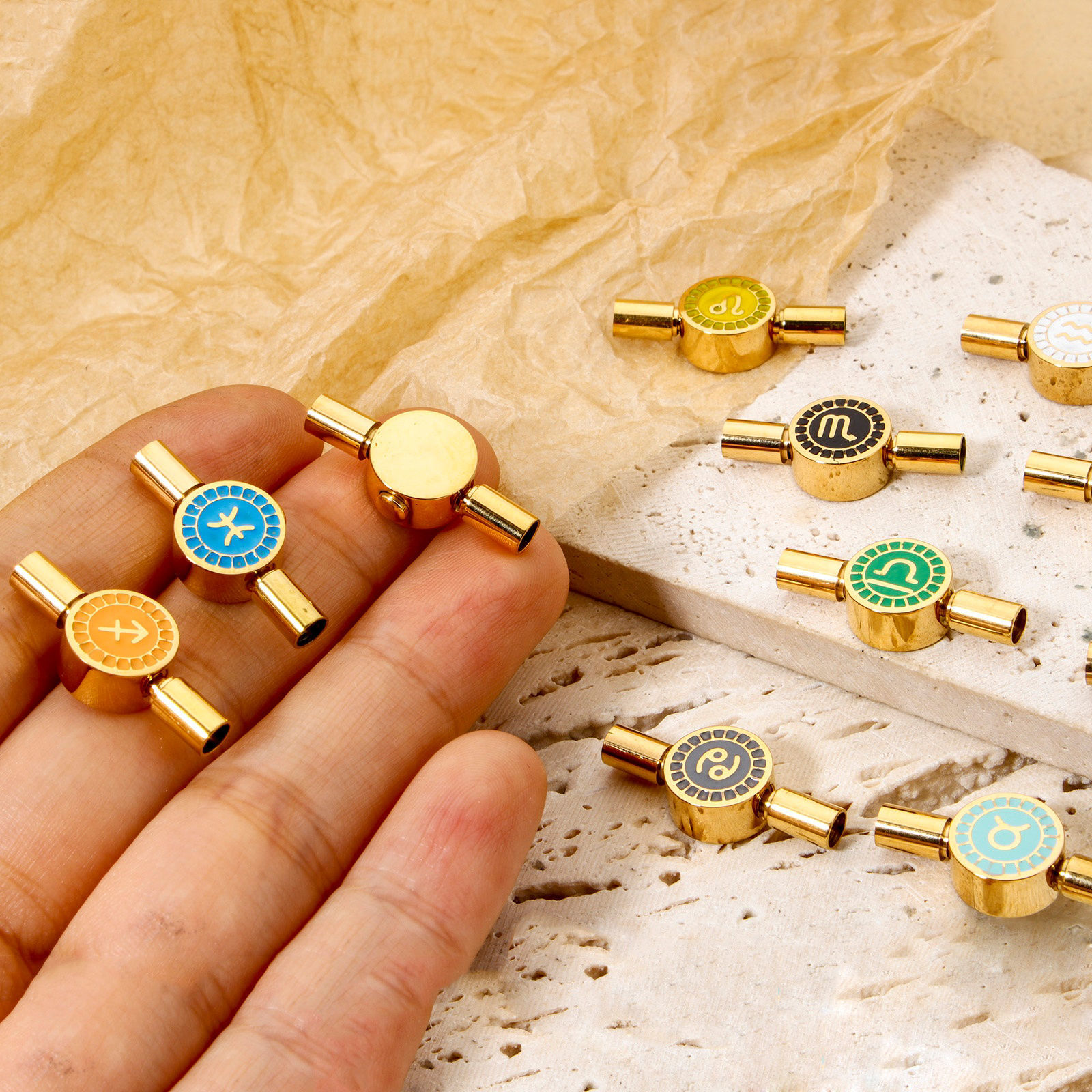 Imagen de 1 Unidad Recubrimiento al Vacío PVD Ecológico 304 Acero Inoxidable Esmalte Cierres clip Ronda Constelación Chapado en Oro de 18K Giratorio (Apta Cuerda: 3mm) 23mm x 10mm