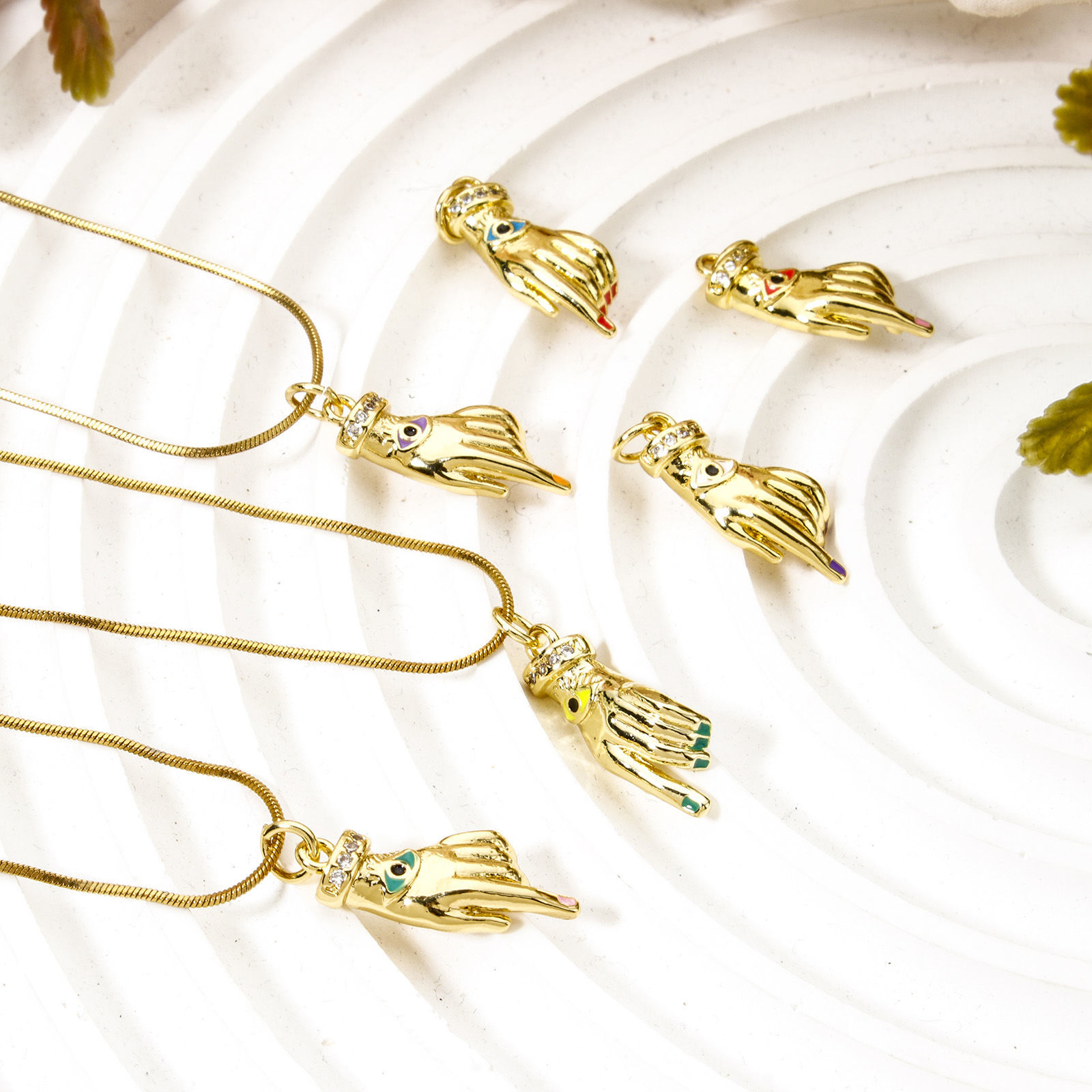 2 個 エコフレンドリー 真鍮 チャーム 手 18Kリアルゴールドメッキ 目 3D クリアジルコン 25mmx 9mm、 の画像