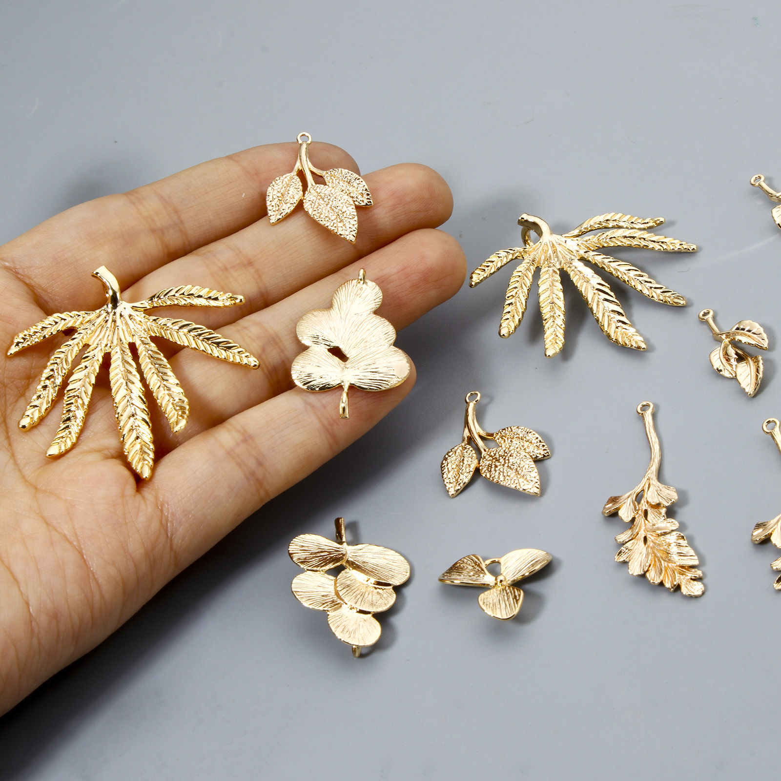 Image de 2 Pcs Pendentifs en Laiton Respectueux de la Nature Feuille Plaqué Or Véritable 18K