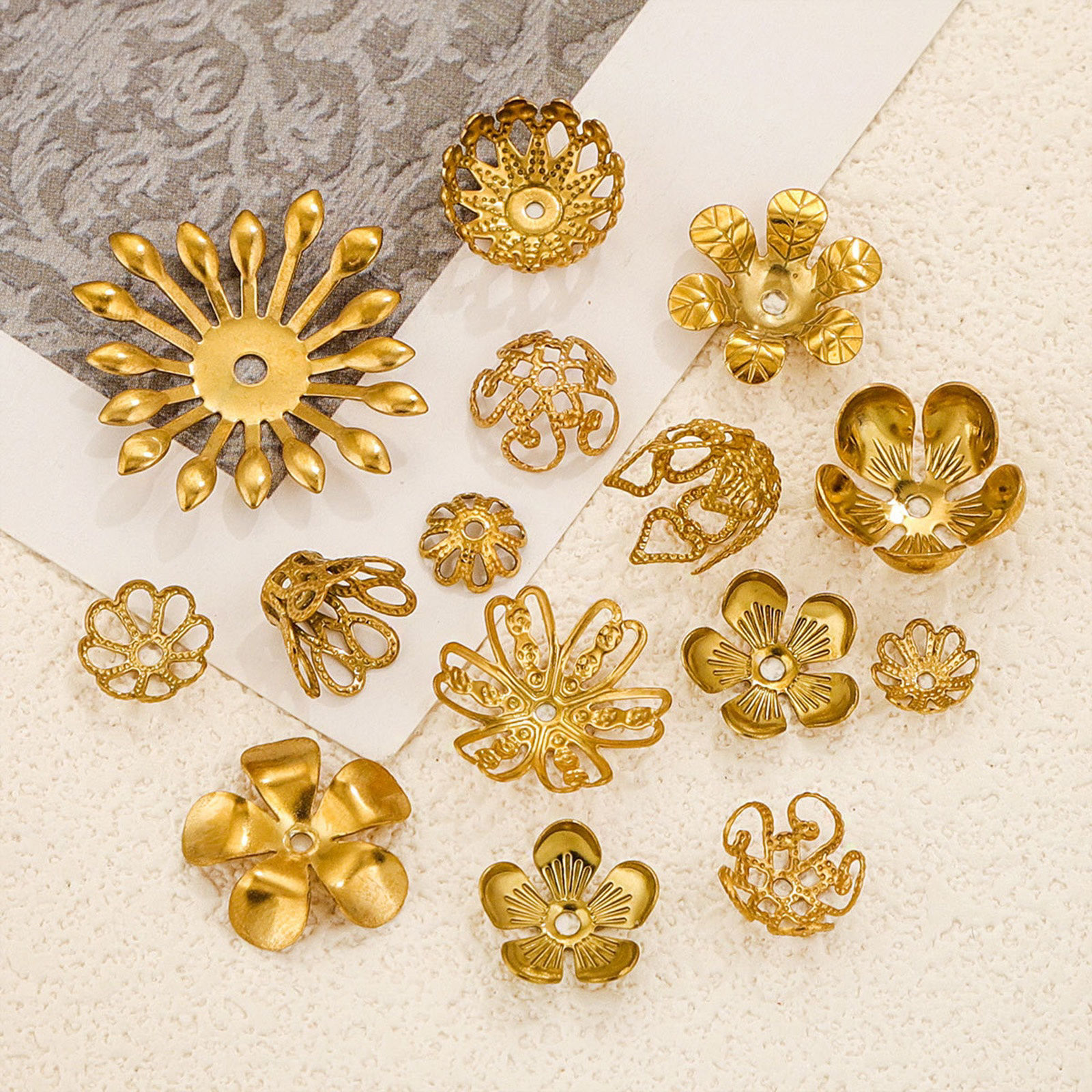 Imagen de 10 Unidades Enchapado al Vacío 304 Acero Inoxidable Tapón de cuentas Flor Chapado en Oro de 18K
