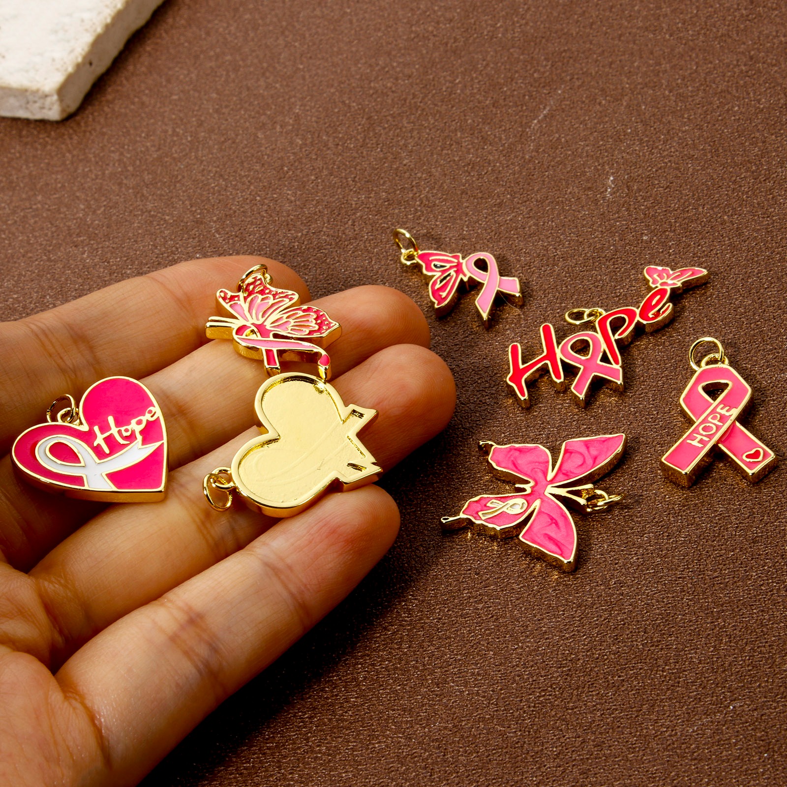 Image de 1 Pièce Breloques Thème du Ruban Rose pour la Sensibilisation au Cancer du Sein Respectueux de la Nature en Laiton Plaqué Or Véritable 18K Émail