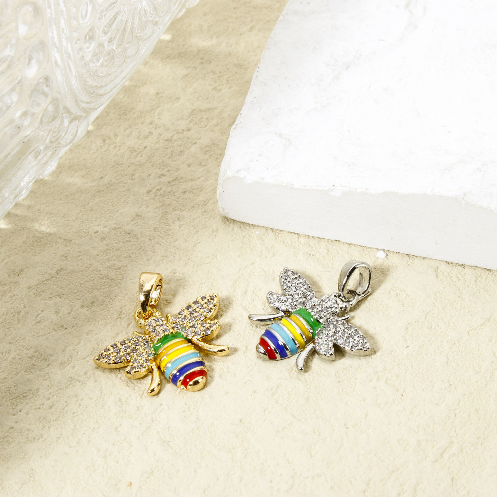 1 個 エコフレンドリー 真鍮 昆虫 チャーム ペンダント リアルゴールドメッキ 多色 エナメル 蜂 クリア ジルコン 21mm x 19mm、 の画像