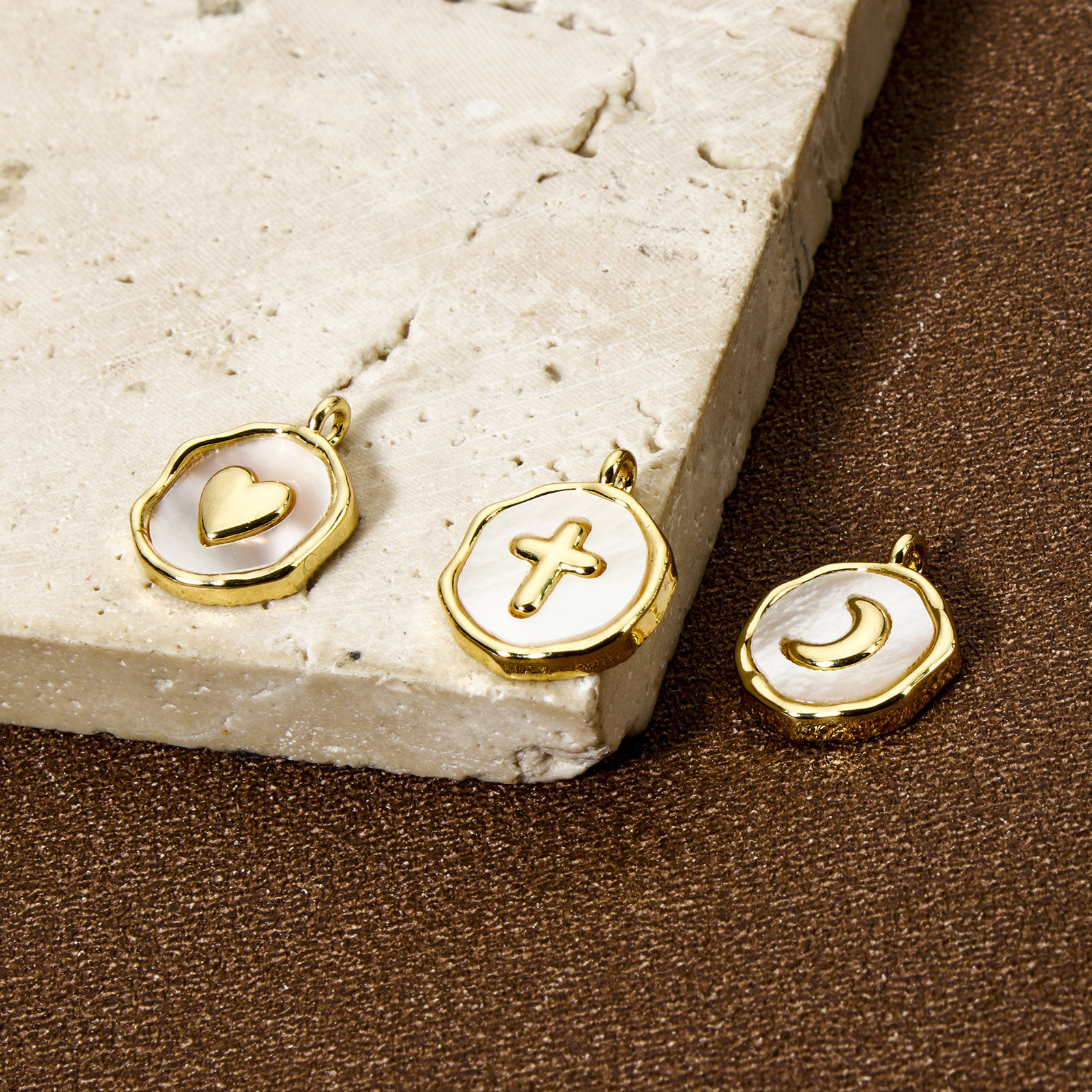 Picture of Natural Shell & Brass Charms 18K Gold Plated White Round Disc 15mm x 12mm
