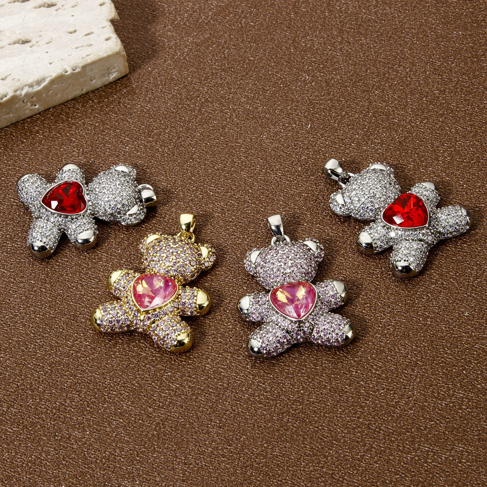 Изображение 1 ШТ Экологичный Латунь Подвески настоящее золото с покрытием Медведь Бижутерия усыпанная мелким фианит 3.1см x 2.1см