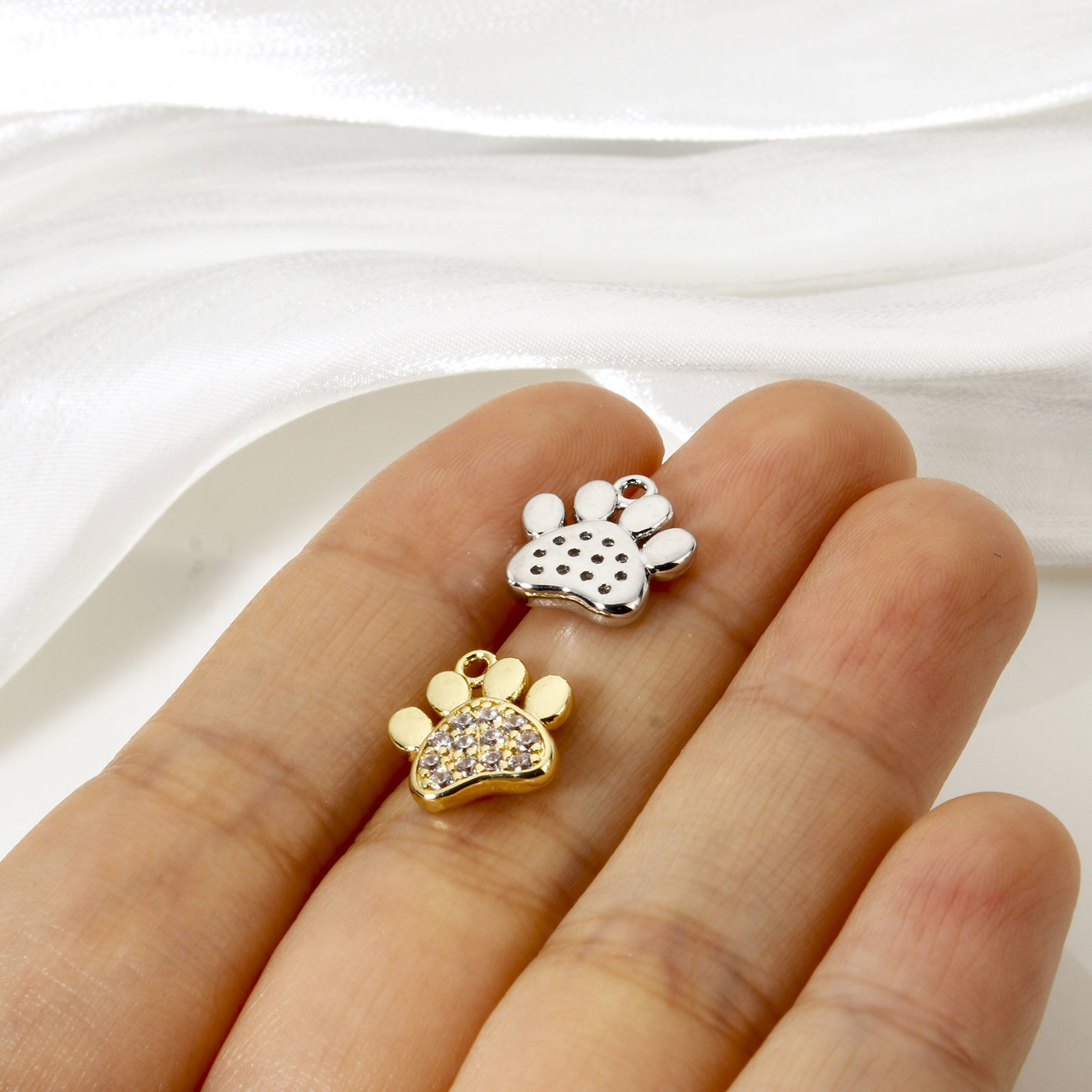 Image de 2 Pcs Breloques Mémorial d'Animaux Domestiques en Laiton Multicolore Griffe Micro Pave à Zircone Cubique Clair 12mm x 11mm