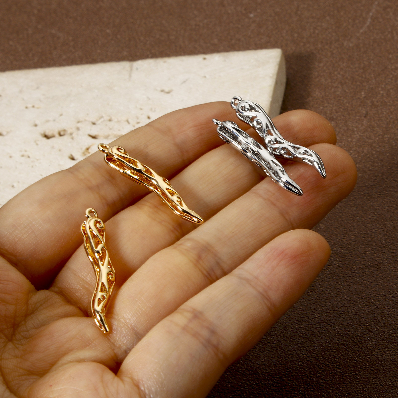Image de 2 Pcs Breloques Collection Végétale Respectueux de la Nature en Laiton Plaqué Or Véritable Piment 3D 29mm x 6mm