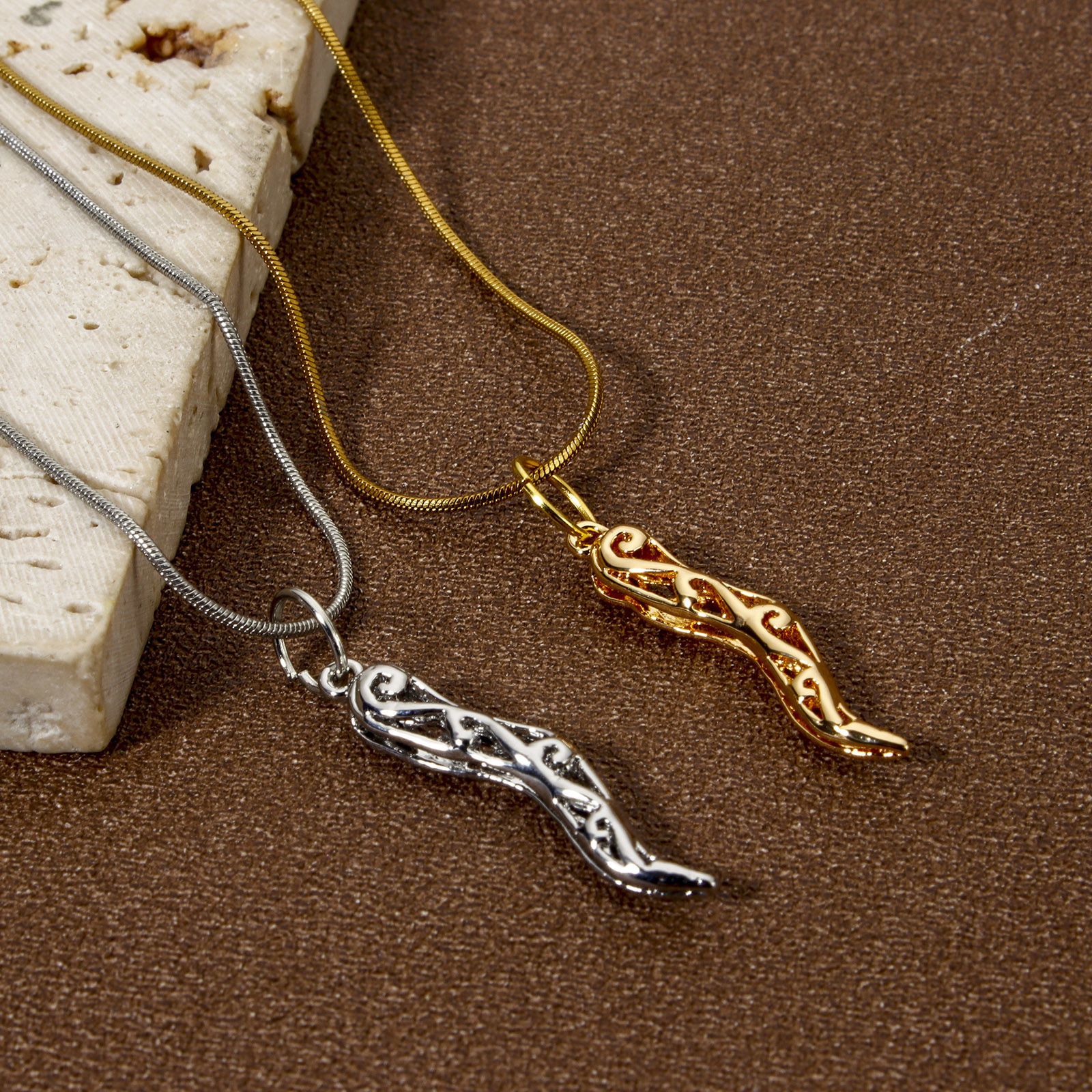 Image de 2 Pcs Breloques Collection Végétale Respectueux de la Nature en Laiton Plaqué Or Véritable Piment 3D 29mm x 6mm