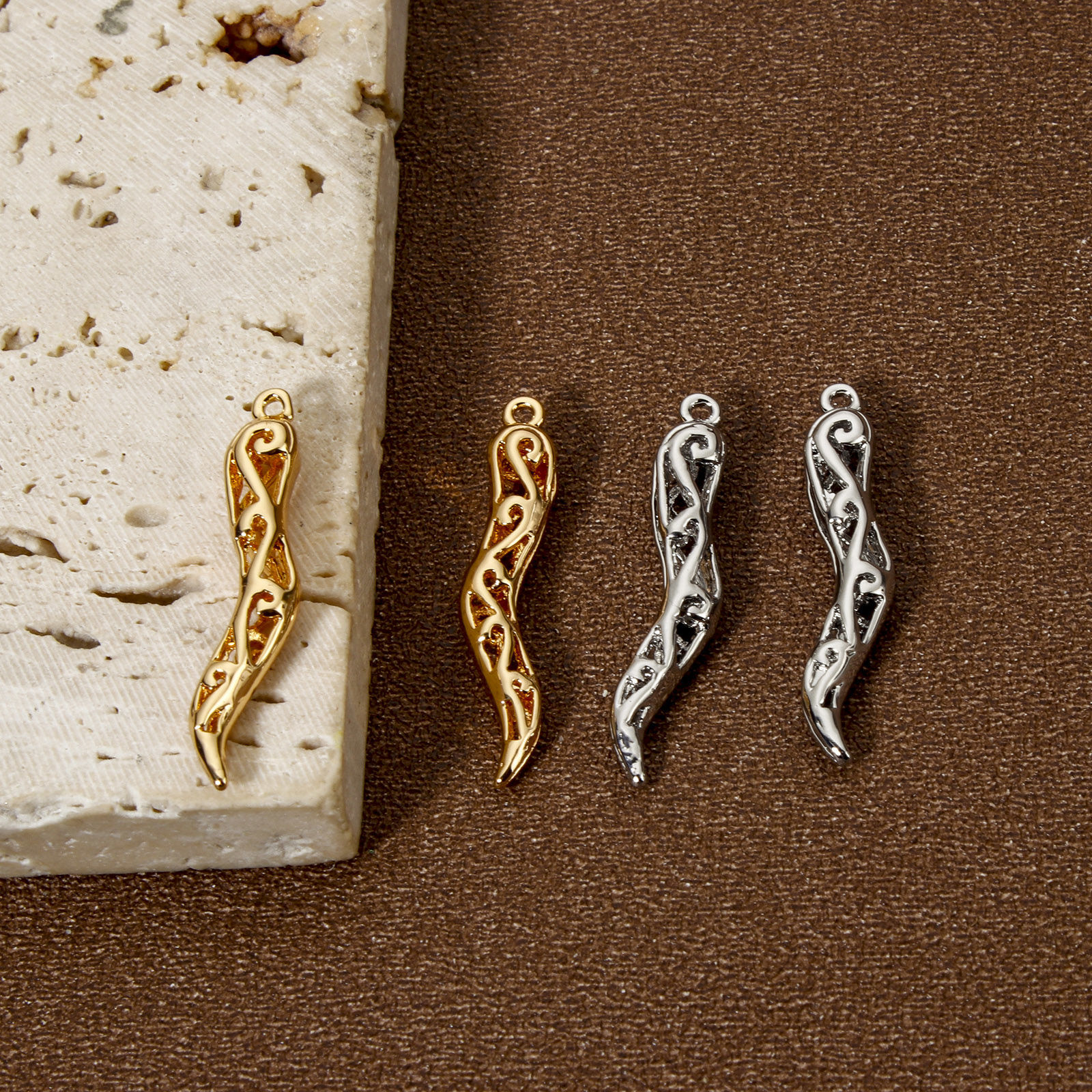 Image de 2 Pcs Breloques Collection Végétale Respectueux de la Nature en Laiton Plaqué Or Véritable Piment 3D 29mm x 6mm