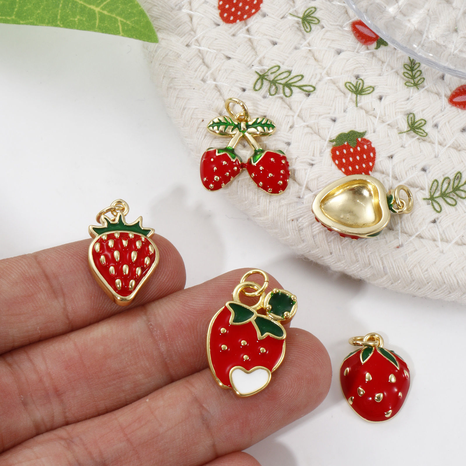 Imagen de 2 Unidades Respetuoso del Medio Ambiente Latón Colgantes 18K Oro Real Chapado Rojo Esmalte Fresas