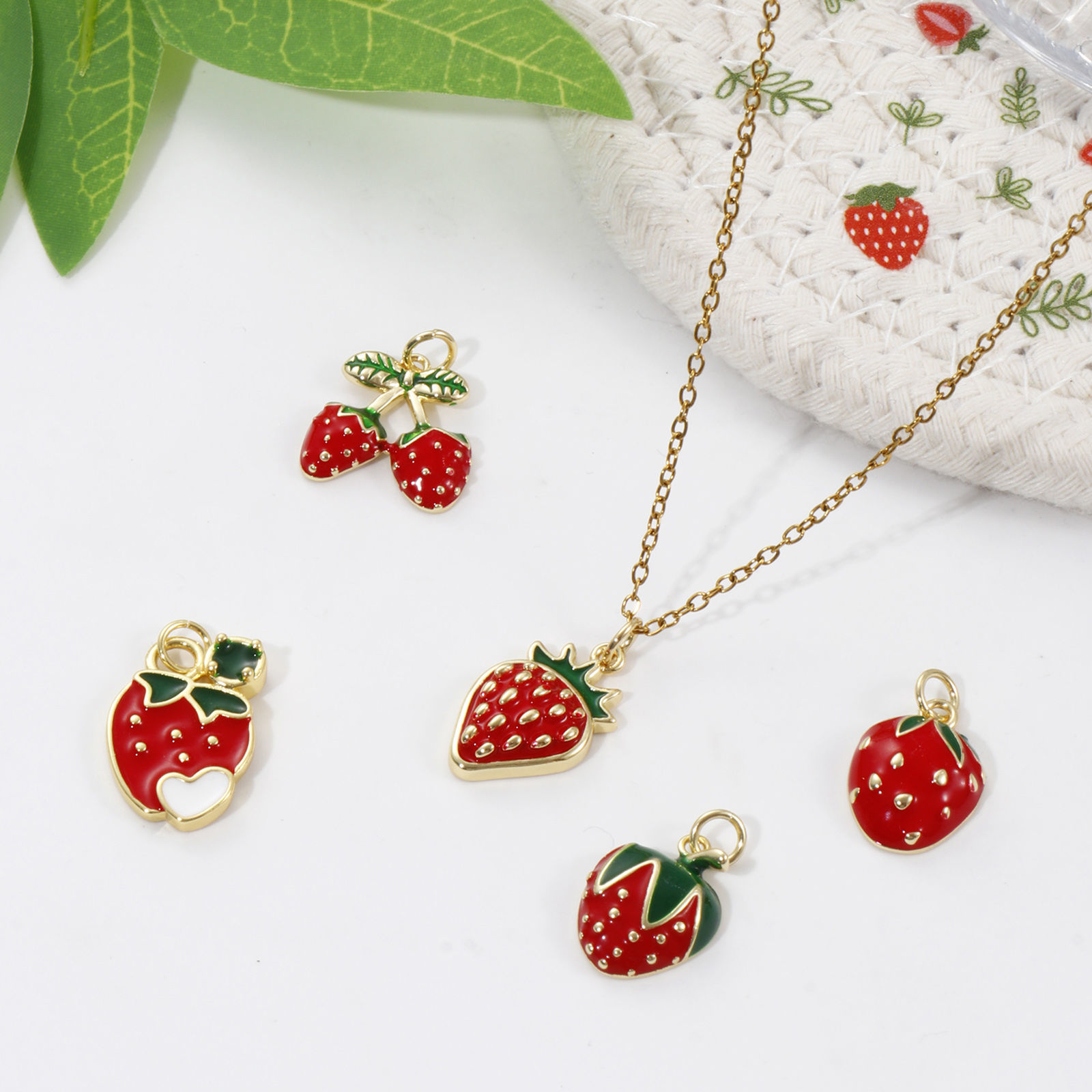 Imagen de 2 Unidades Respetuoso del Medio Ambiente Latón Colgantes 18K Oro Real Chapado Rojo Esmalte Fresas