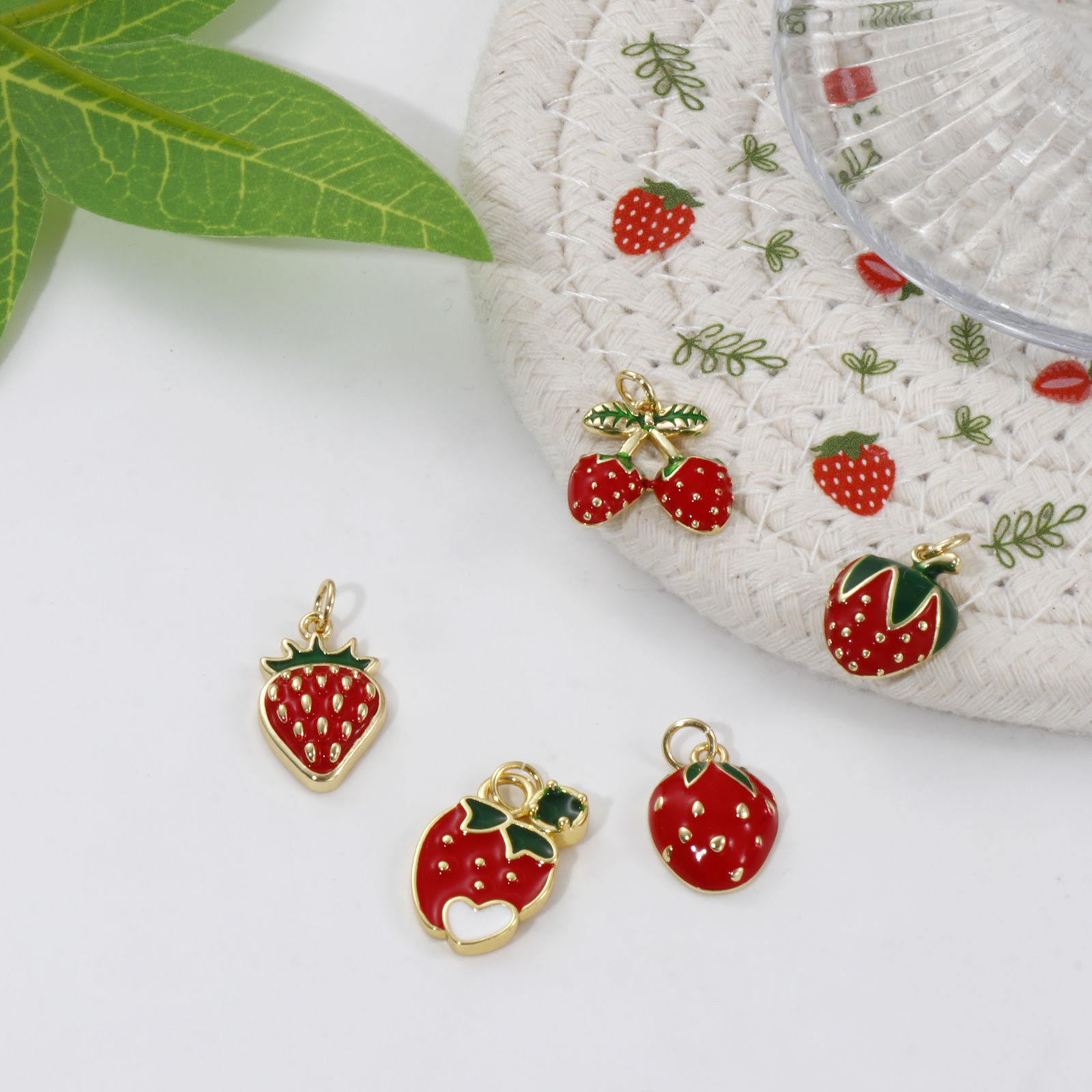 Imagen de 2 Unidades Respetuoso del Medio Ambiente Latón Colgantes 18K Oro Real Chapado Rojo Esmalte Fresas