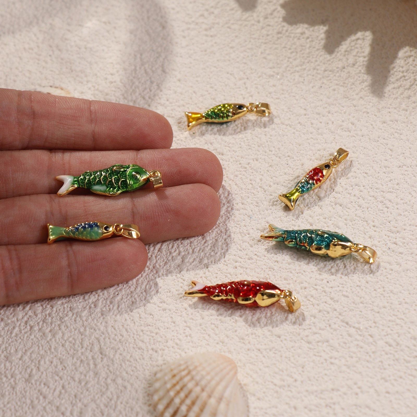 Imagen de 2 Unidades Latón Joyería del océano Colgantes Chapado en Oro de 18K Esmalte Pez 3D