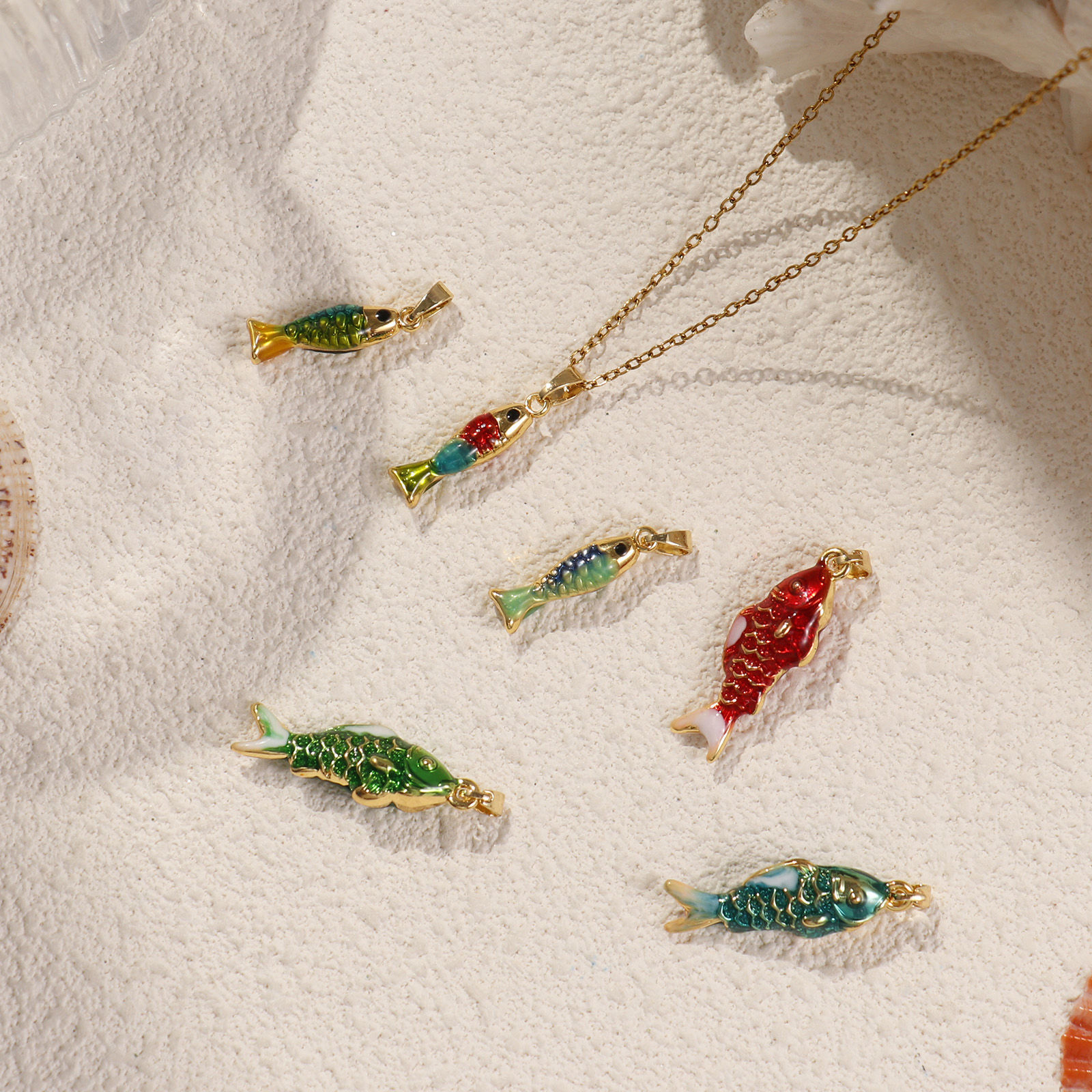 Imagen de 2 Unidades Latón Joyería del océano Colgantes Chapado en Oro de 18K Esmalte Pez 3D