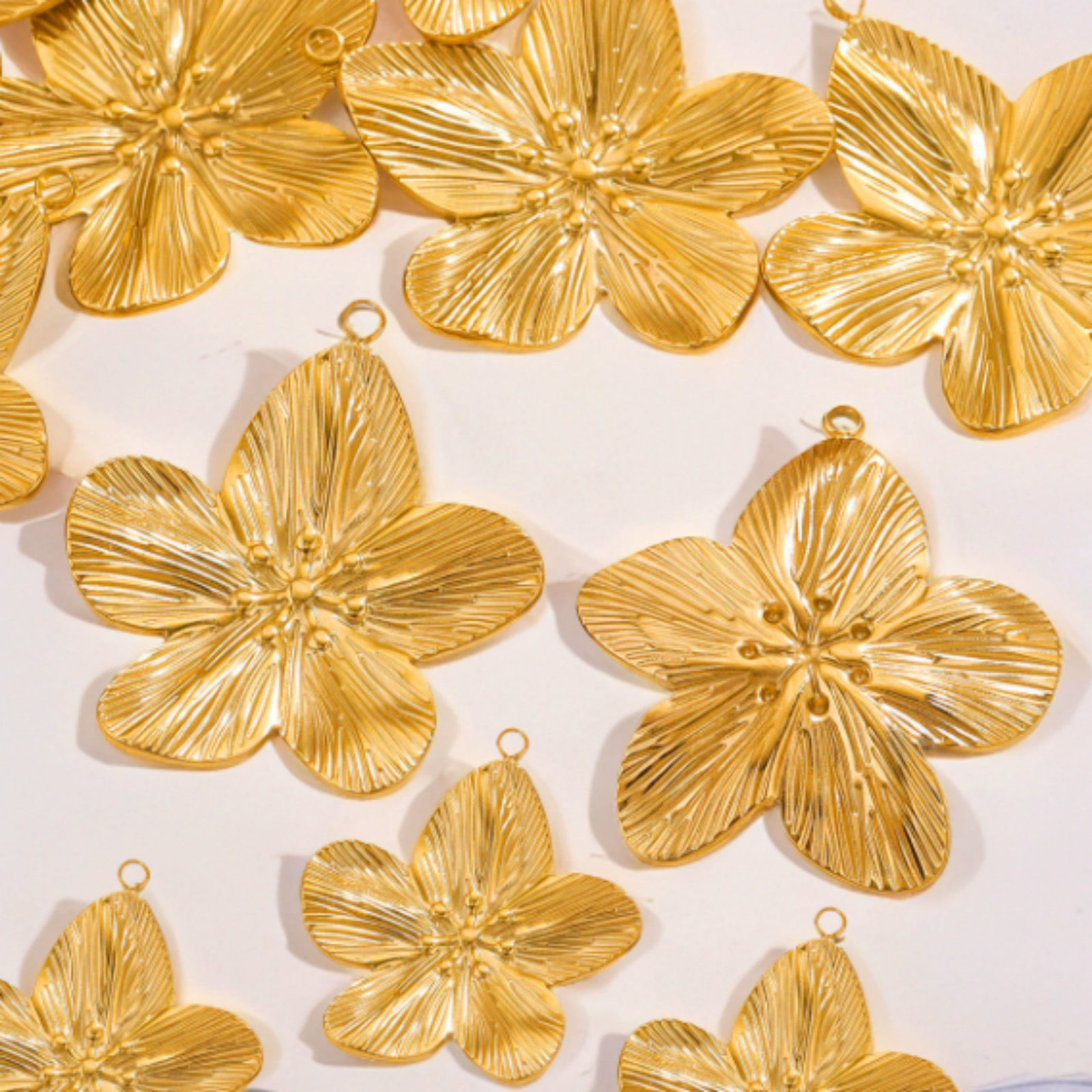Picture of 5 PCs Eco-friendly PVD Vacuum Plating 304 Stainless Steel Retro Pendants Flower