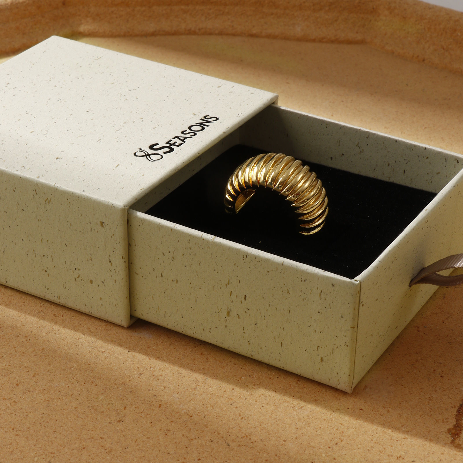 Bild von Papier Schmuck-Geschenkbox mit herausziehbarer Schublade Quadrat Grauweiß 8cm x 8cm x 3.6cm