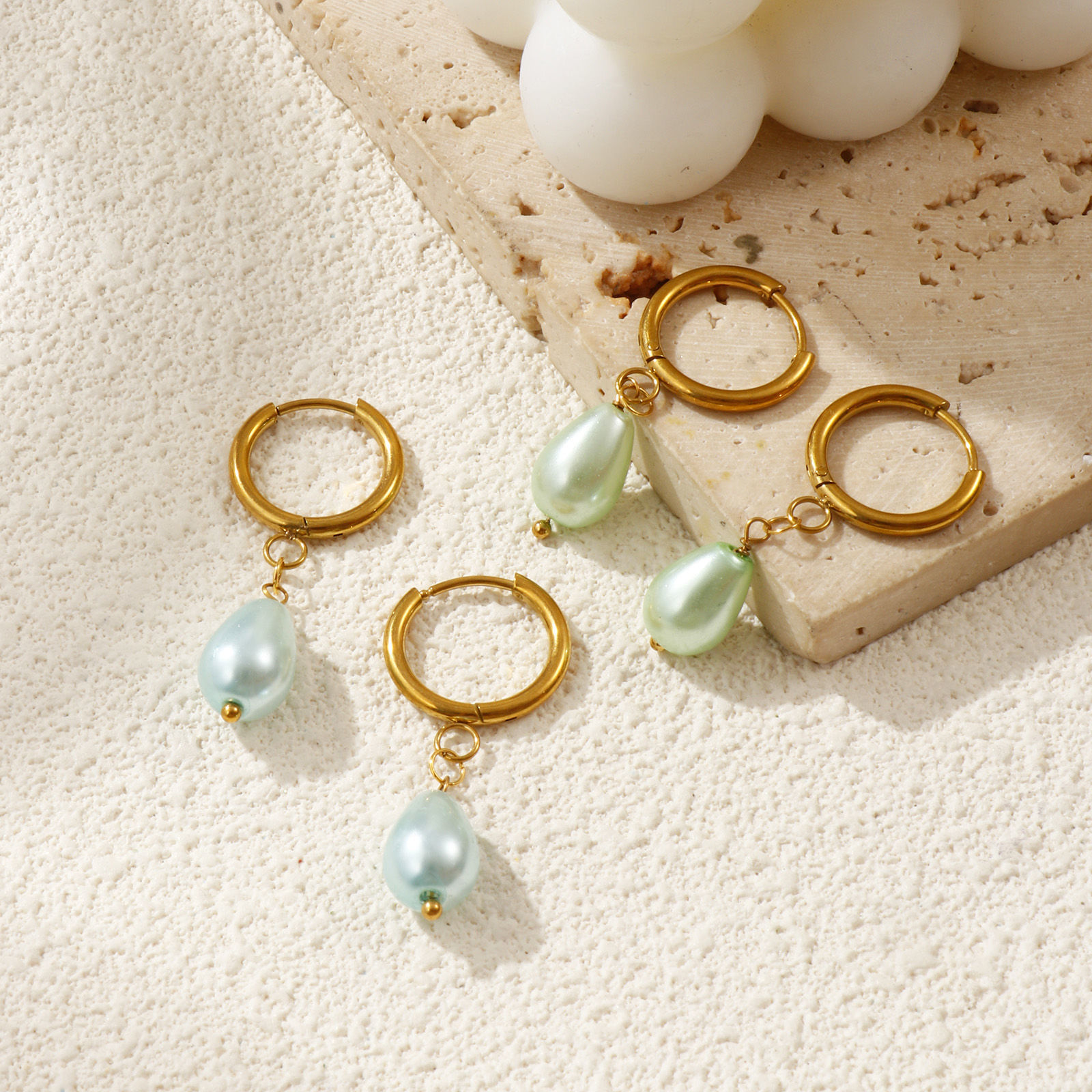 Изображение 1 Пара Экологически чистое вакуумное покрытие Сладкий & милый Изысканный Позолоченный 304 Нержавеющая Сталь & Акрил Имитация жемчуга Серьги-кольца Для женщин подарок