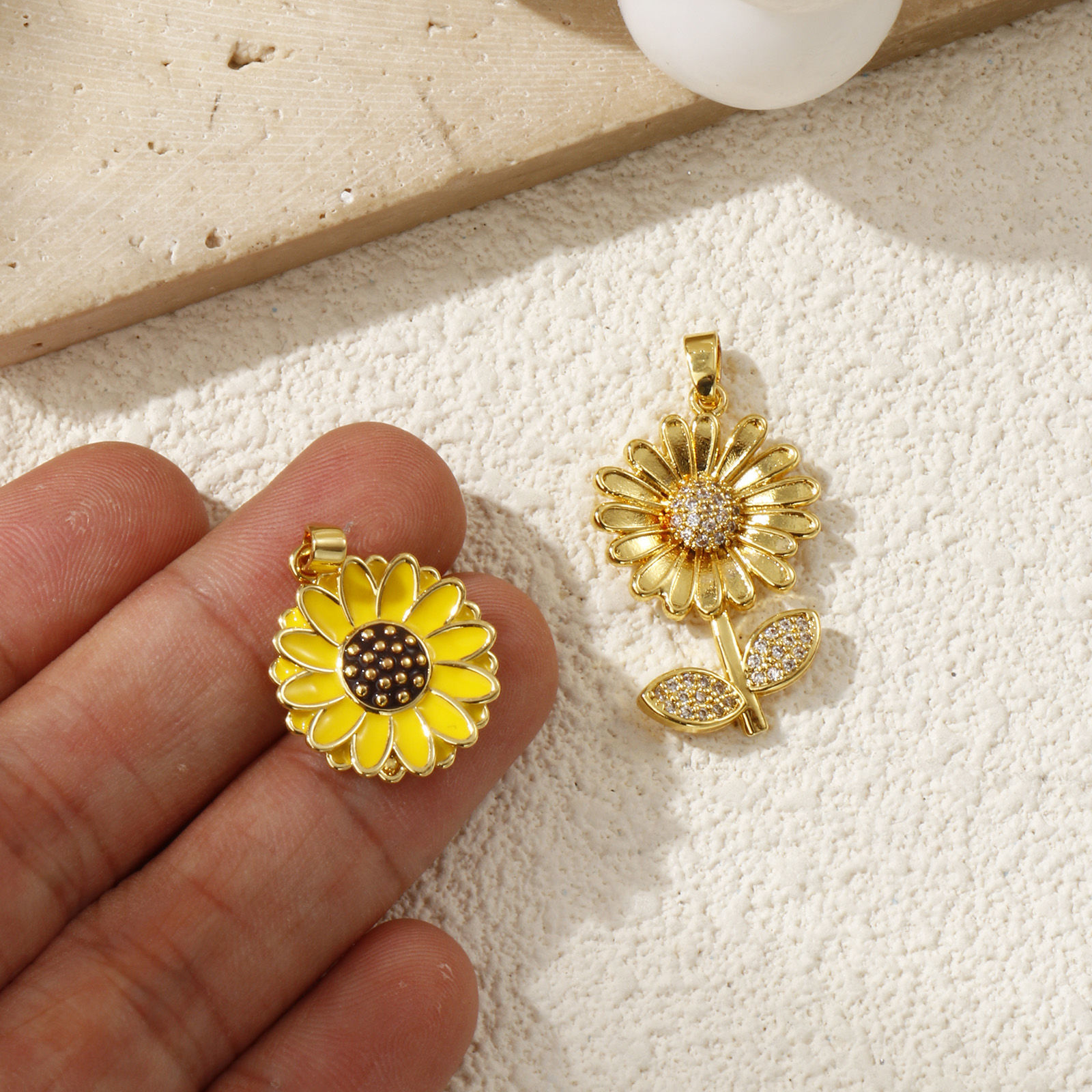 Immagine di 2 Pz Ecologico Ottone Ciondoli Pendenti 18K Vero Oro Placcato Fiore Margherita