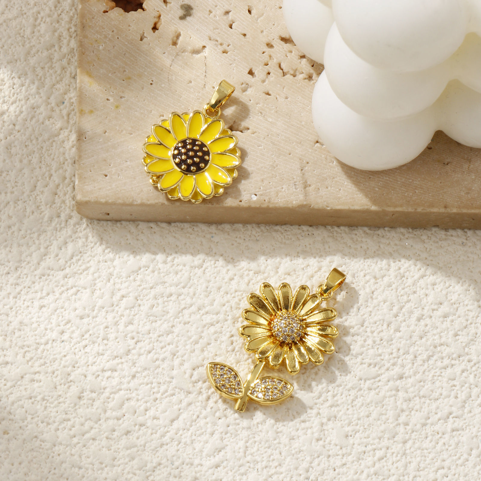 Immagine di 2 Pz Ecologico Ottone Ciondoli Pendenti 18K Vero Oro Placcato Fiore Margherita