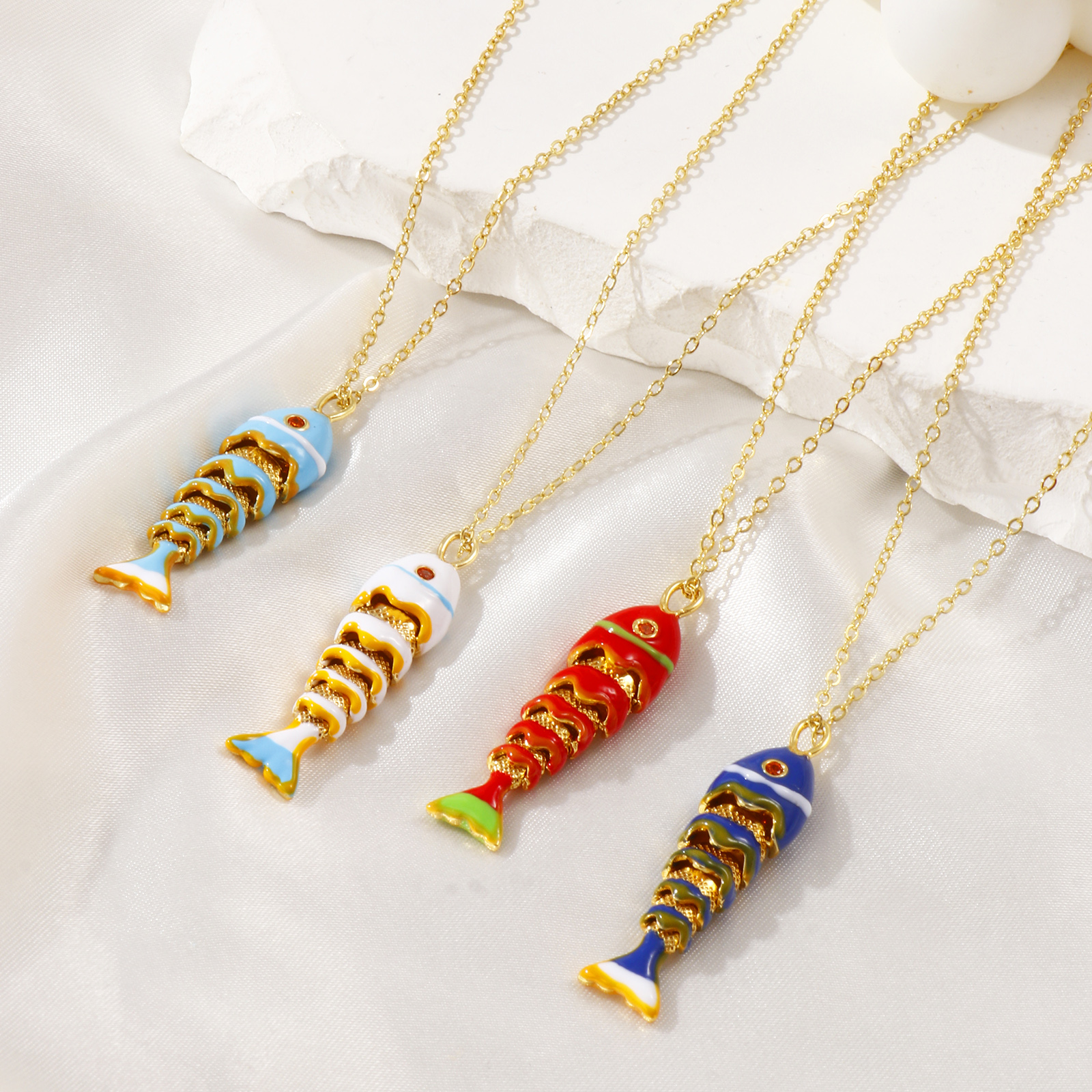 18Kリアルゴールドメッキ 小豆チェーン・あづきチェーン 魚 ペンダントネックレス、 真鍮+ジルコン 46cm + 6cm、 女性のため、 エナメル 3D 可動式、 ファッション おしゃれ 海ジュエリー プレゼント、 エコフレンドリー、 1 本 の画像