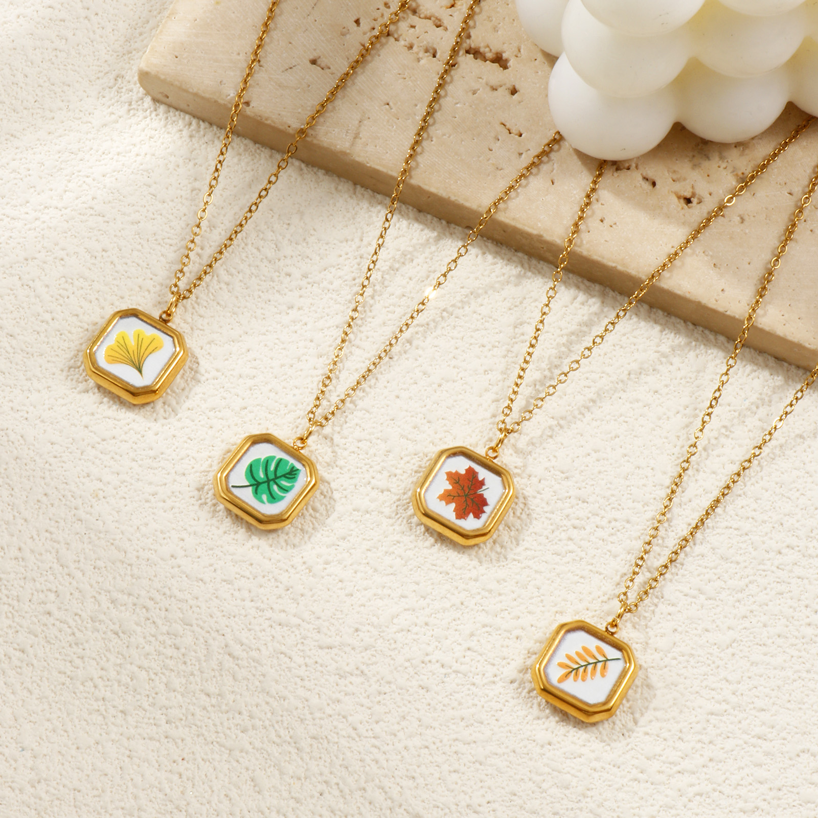 Image de Collier à Breloques Octogone Plaqué Or Véritable 18K en 304 Acier Inoxydable Pour Femmes, Chaîne Maille Forçat 45cm + 5cm, Feuilles Imprimé, Exquis Pastorale Naturelle Cadeau, Revêtement sous Vide PVD Respectueux de l'Environnement, 1 Pièce