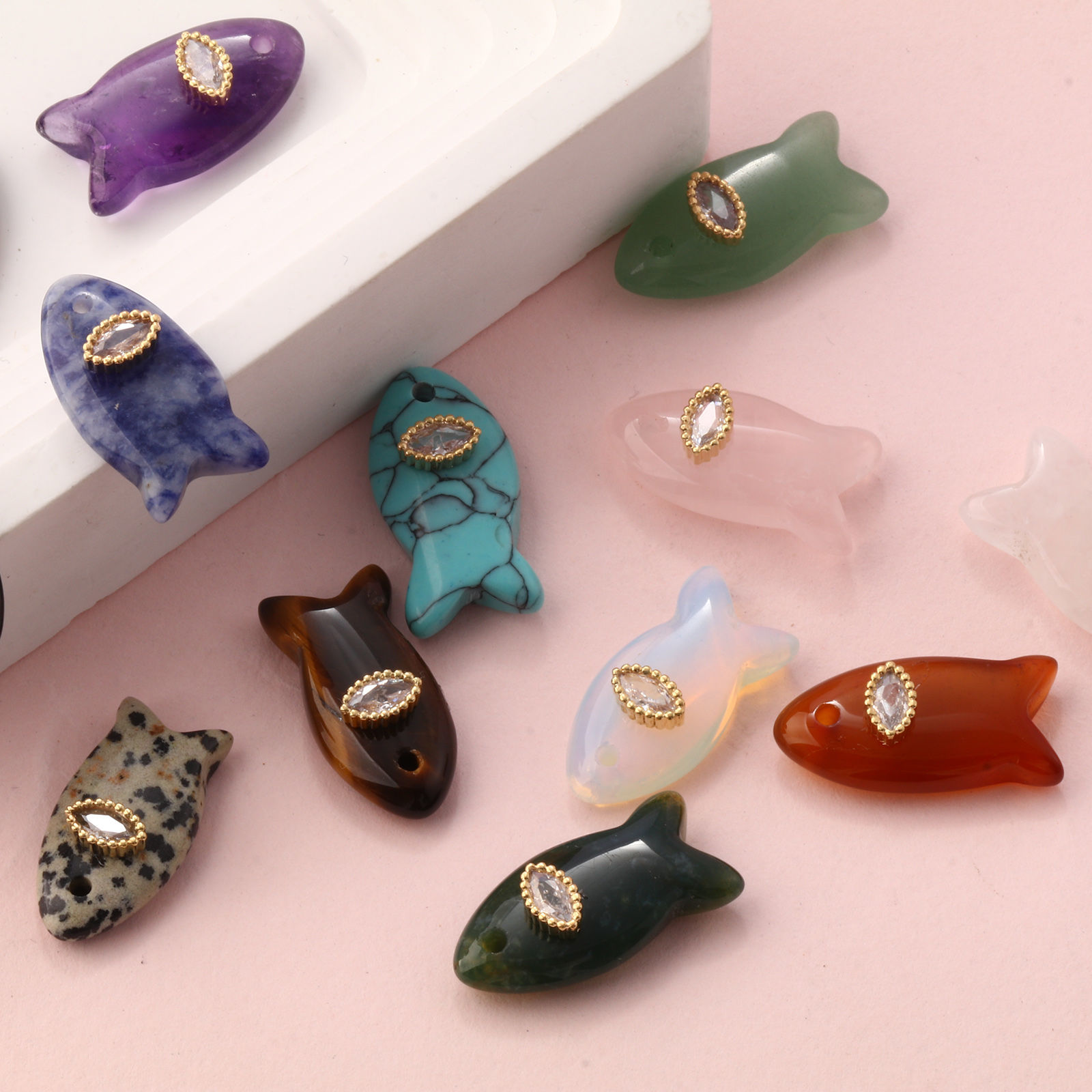 Изображение 1 ШТ Полудрагоценный Камень & латунь Морские Украшения Подвески Позолоченный Рыба Прозрачный Стразы 23мм x 12мм