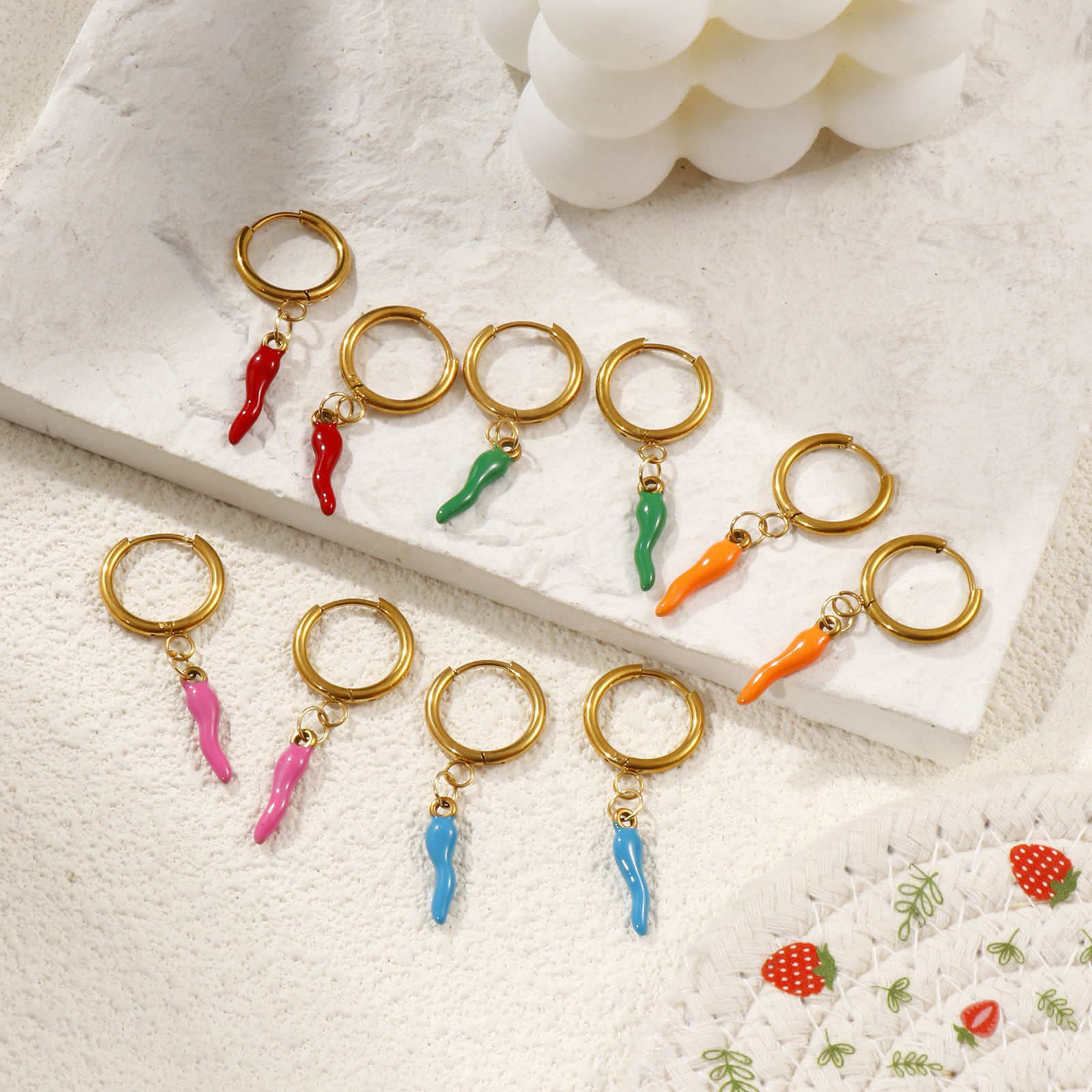 Изображение 1 Пара Экологичное вакуумное PVD-покрытие Стильный Изысканный 18K настоящее золото с покрытием 304 Нержавеющая Сталь Перец чили С Эмалью Серьги-кольца Для женщин подарок 3.9см x 1.6см, Размер провода: 1мм(18 калибров)