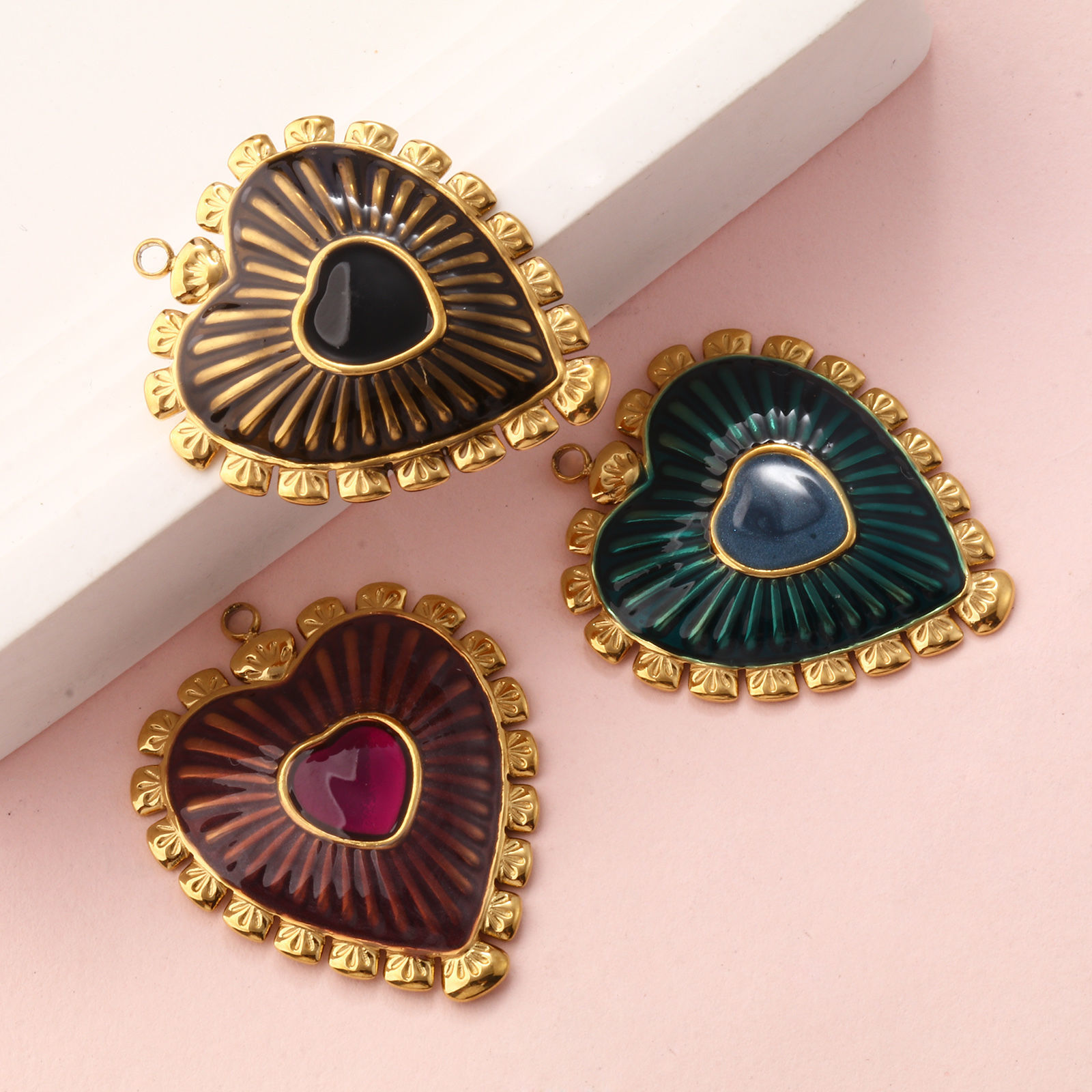 Изображение 1 ШТ Экологичное вакуумное PVD-покрытие 304 Нержавеющая Сталь День святого Валентина Подвески 18K настоящее золото с покрытием С Эмалью Сердце 3.4см x 2.9см