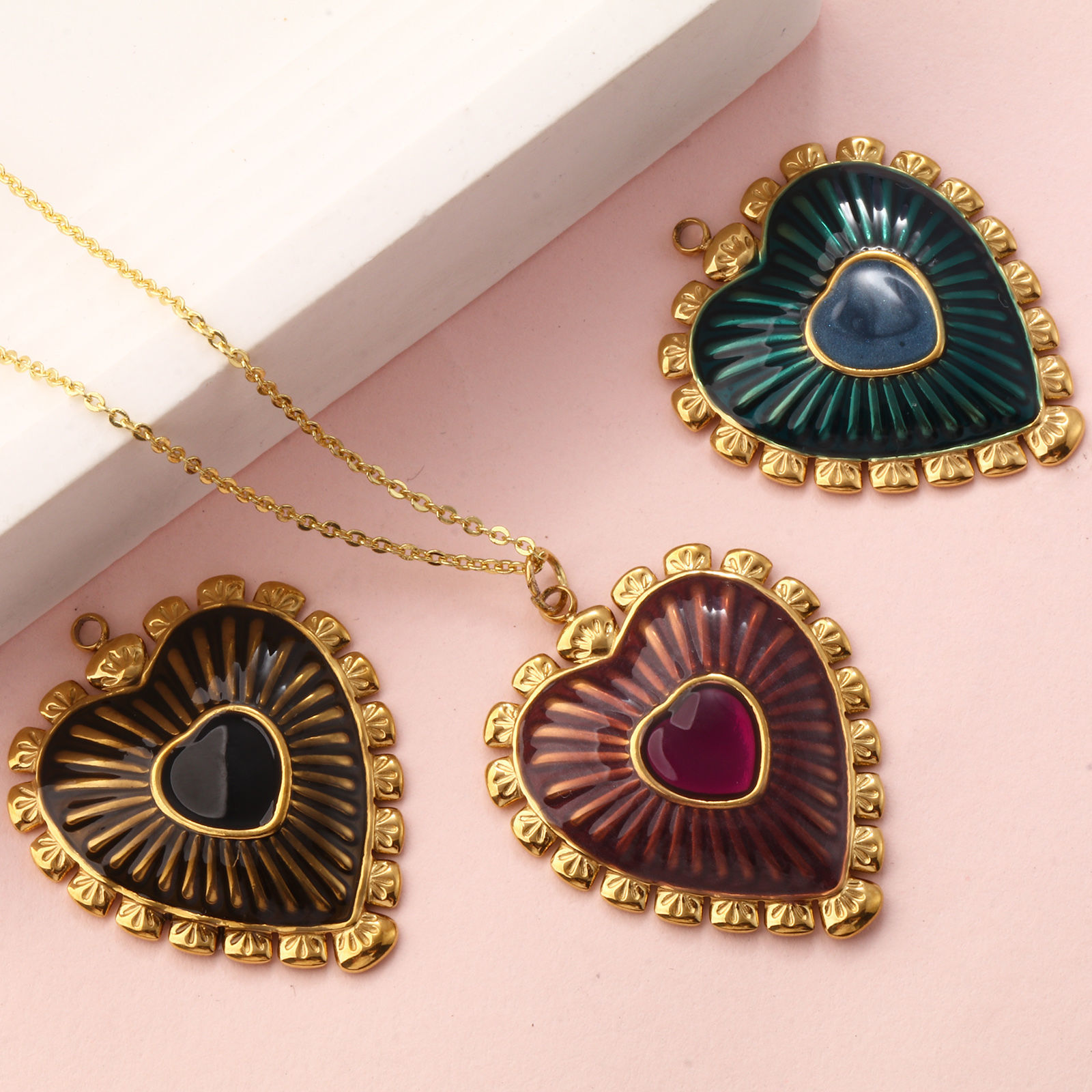 Изображение 1 ШТ Экологичное вакуумное PVD-покрытие 304 Нержавеющая Сталь День святого Валентина Подвески 18K настоящее золото с покрытием С Эмалью Сердце 3.4см x 2.9см