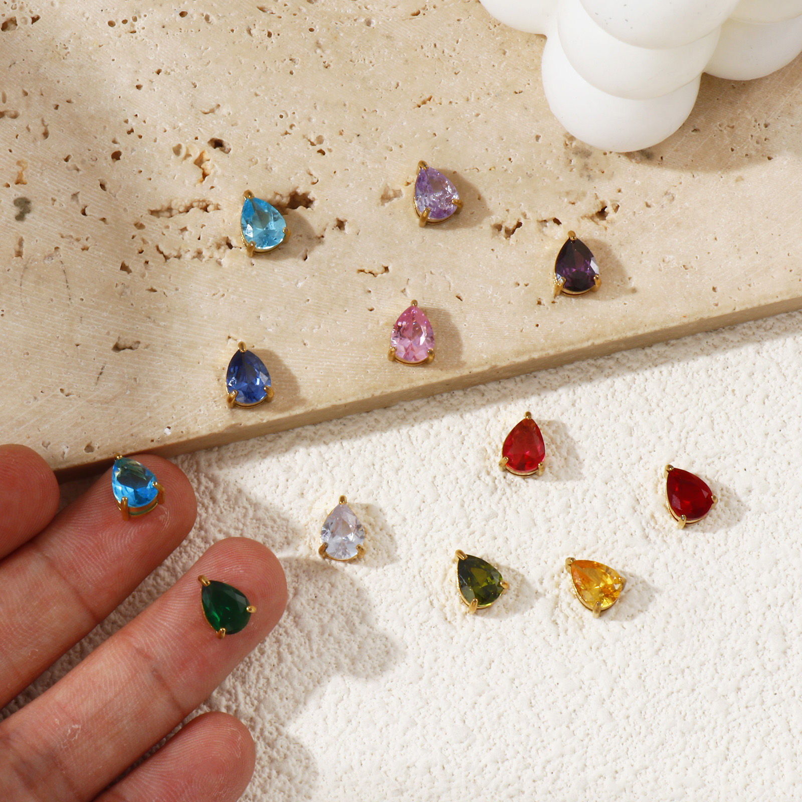 1 個 エコフレンドリー PVD真空メッキ 304ステンレス＆ジルコン 誕生石 チャーム 18Kリアルゴールドメッキ 滴 ドロップ ミニ 9mm x 6mm、 の画像