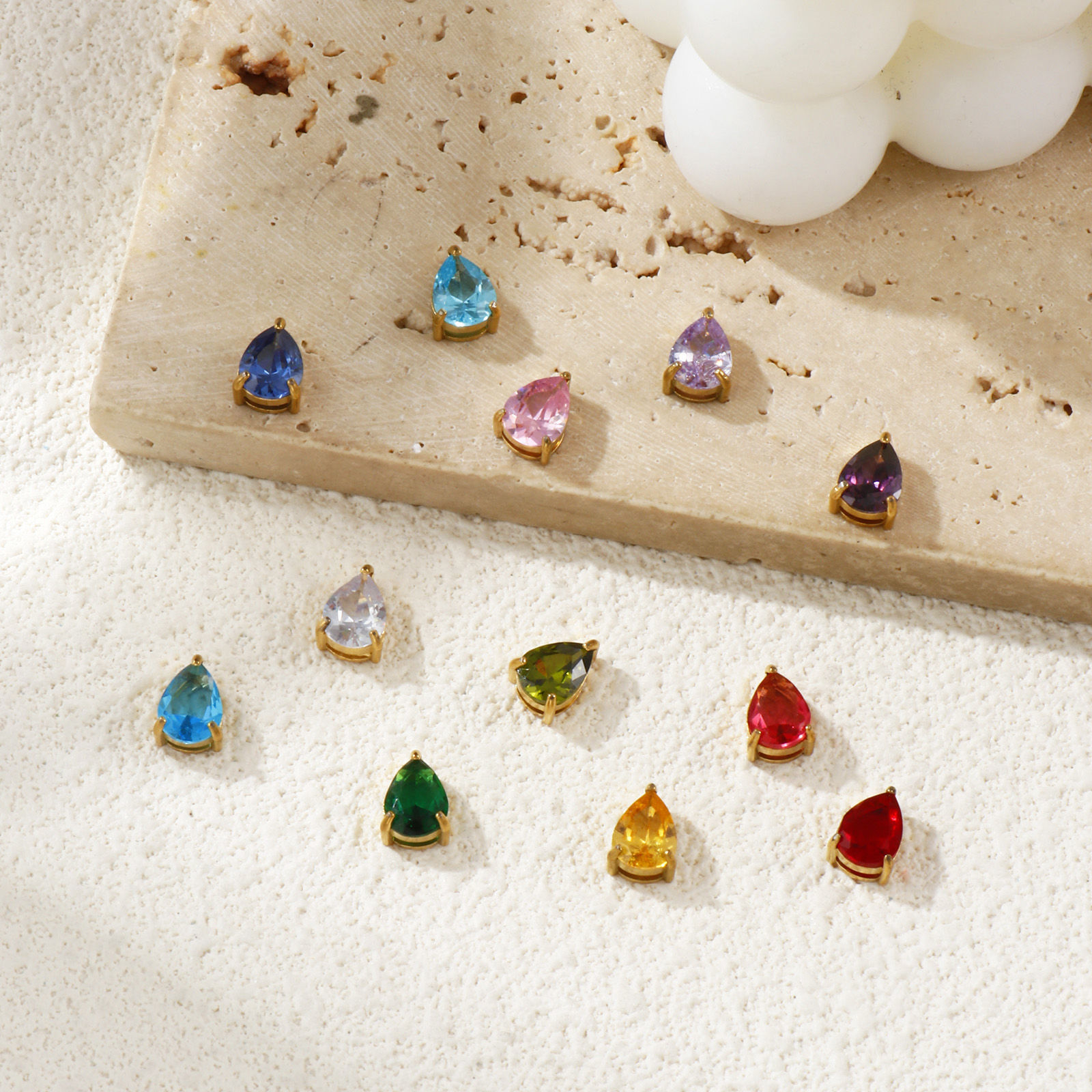 1 個 エコフレンドリー PVD真空メッキ 304ステンレス＆ジルコン 誕生石 チャーム 18Kリアルゴールドメッキ 滴 ドロップ ミニ 9mm x 6mm、 の画像