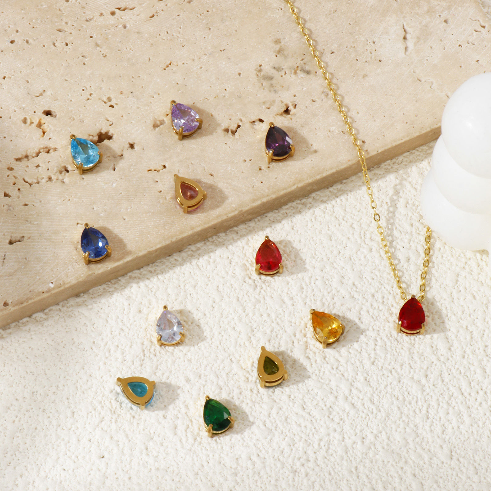 1 個 エコフレンドリー PVD真空メッキ 304ステンレス＆ジルコン 誕生石 チャーム 18Kリアルゴールドメッキ 滴 ドロップ ミニ 9mm x 6mm、 の画像