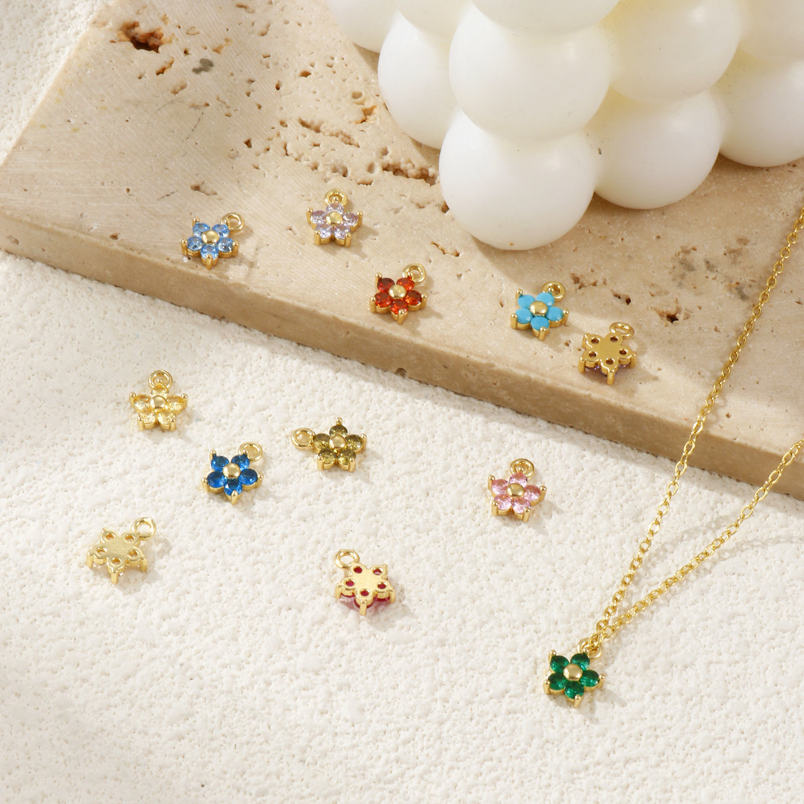 Imagen de 2 Unidades Latón (sin cadmio)+ Circón Artificial Piedra de Nacimiento Colgantes Chapado en Oro de 18K Flor Mini 10mm x 8mm