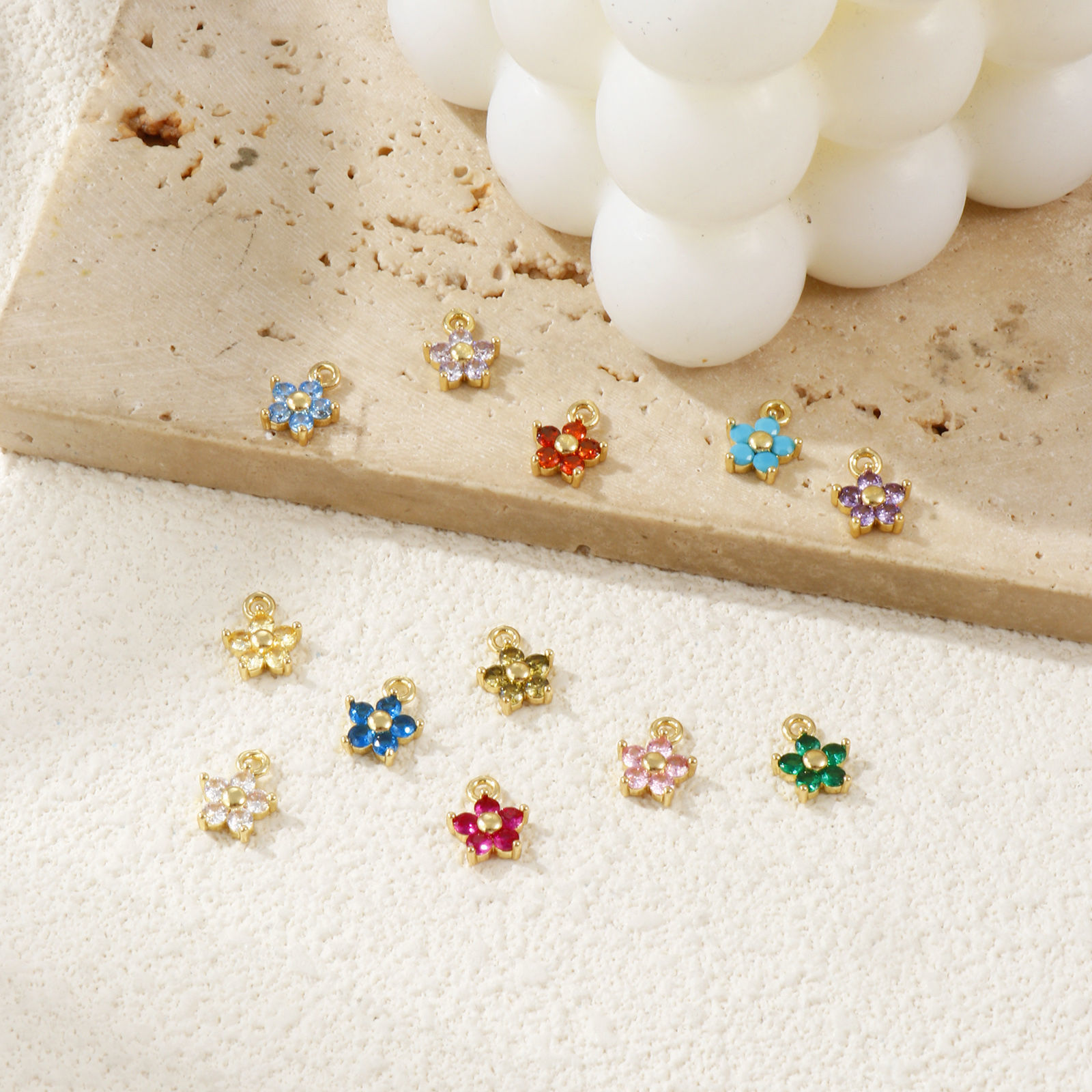 Imagen de 2 Unidades Latón (sin cadmio)+ Circón Artificial Piedra de Nacimiento Colgantes Chapado en Oro de 18K Flor Mini 10mm x 8mm