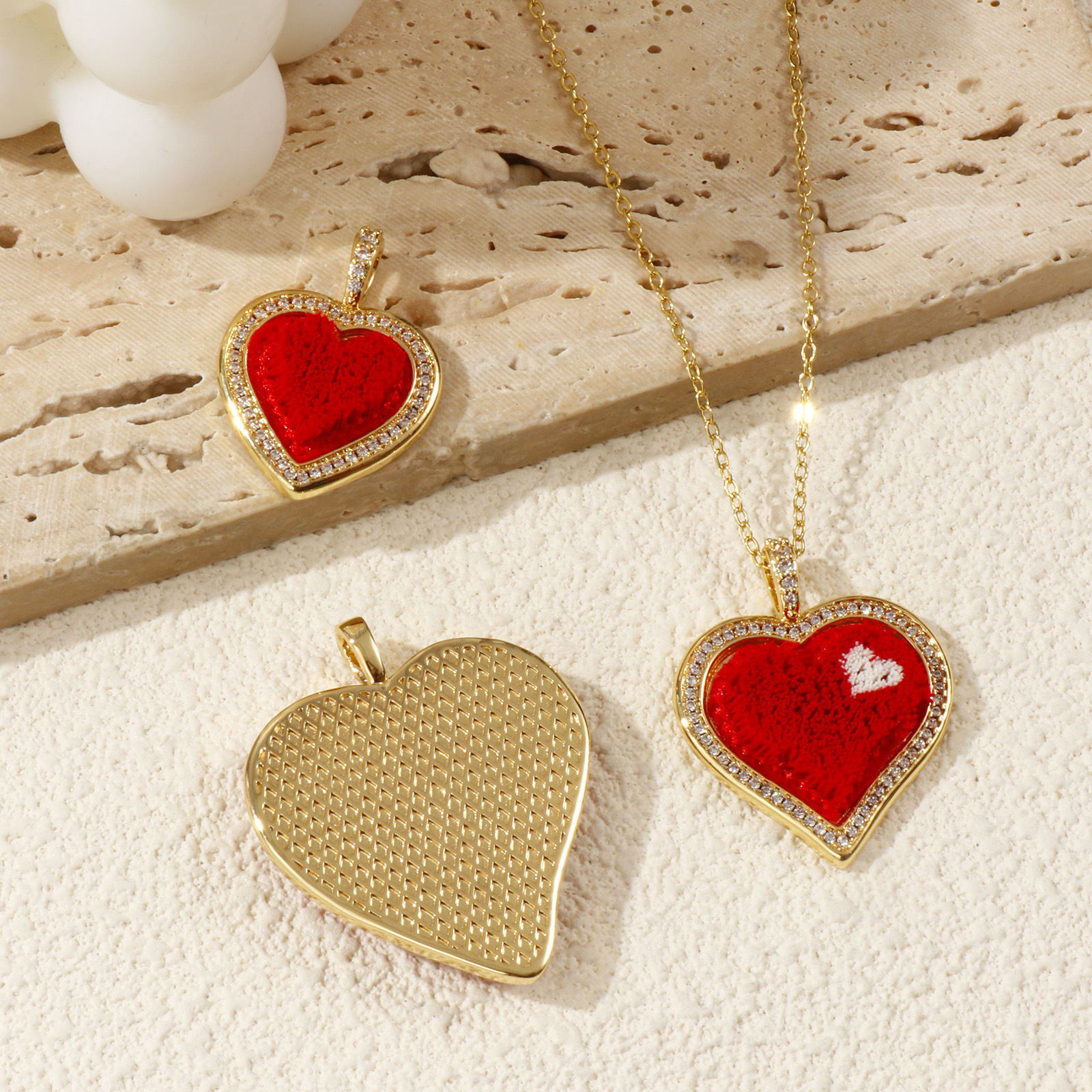 1 個 エコフレンドリー 真鍮 & テリレン バレンタイン・デー ペンダント 18Kリアルゴールドメッキ 赤 ハート マイクロパヴェ クリア ジルコン の画像